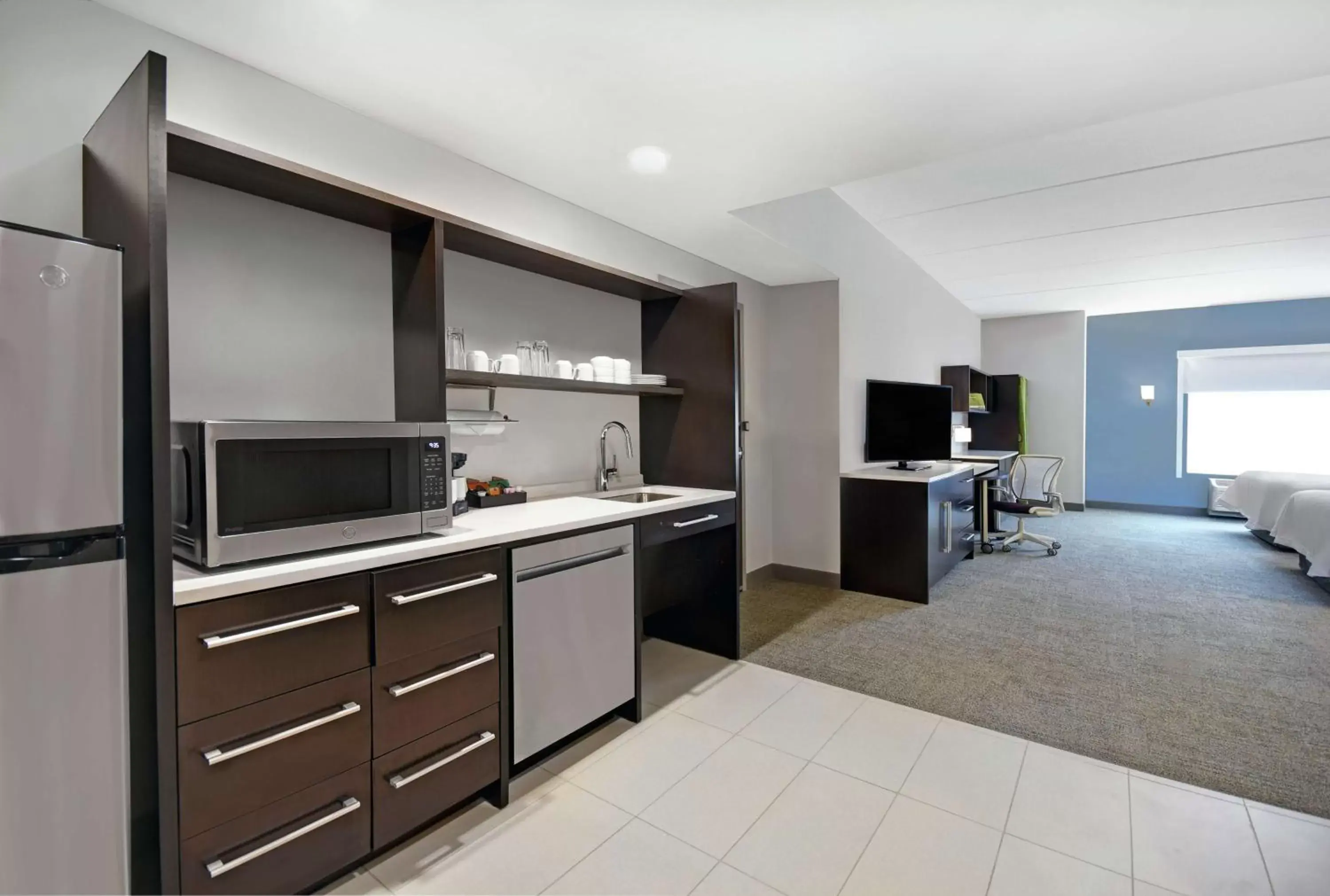 Bedroom, Kitchen/Kitchenette in Home2 Suites By Hilton Lawrenceville Atlanta Sugarloaf, Ga