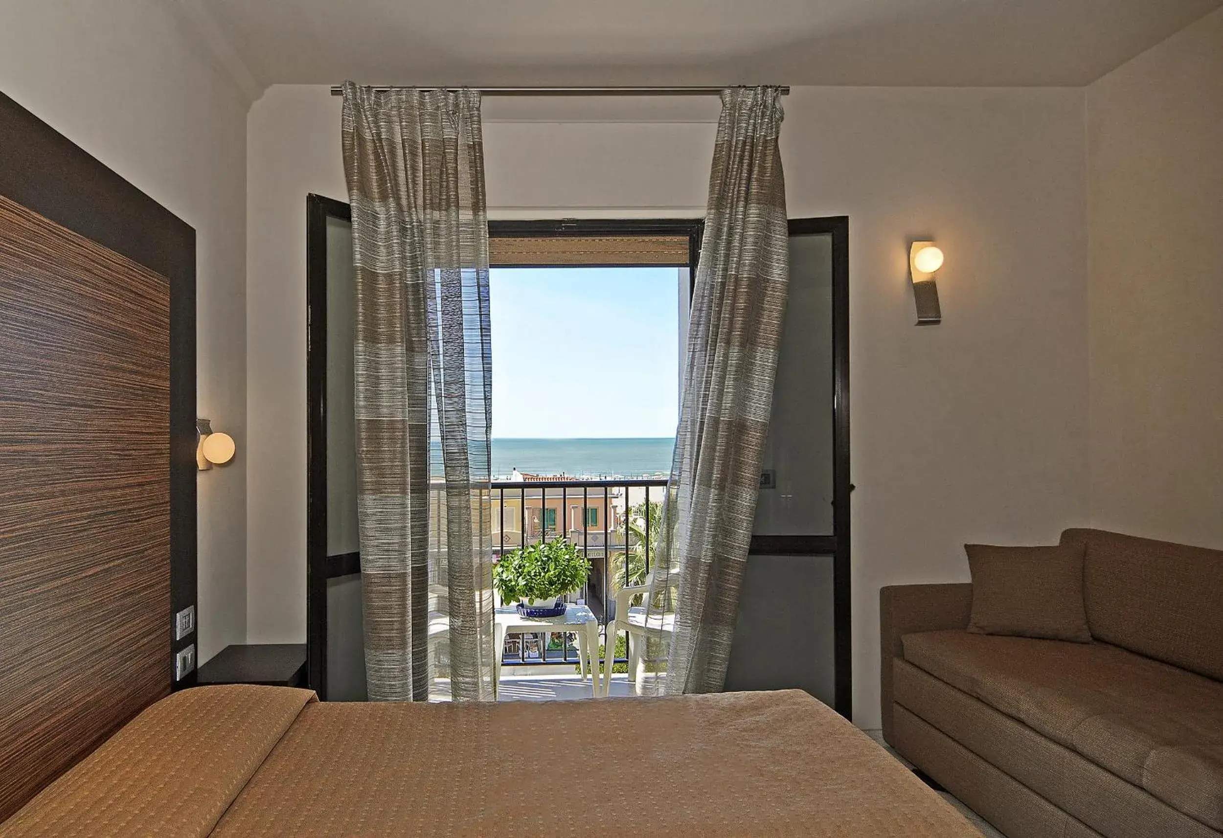 Bed, Sea View in Hotel Eden