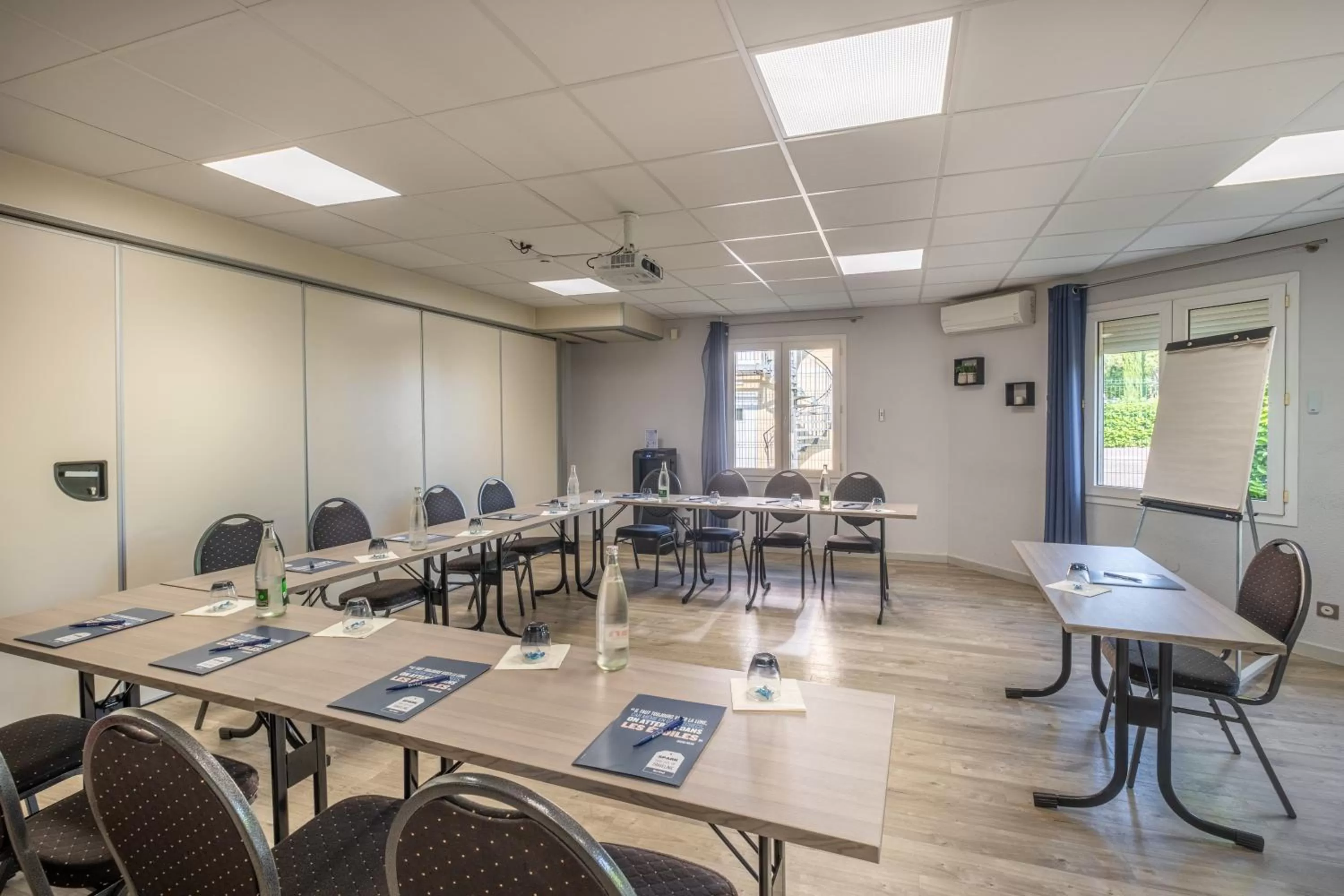 Seating area in Kyriad Lyon Est - Bron Eurexpo Le Cottage