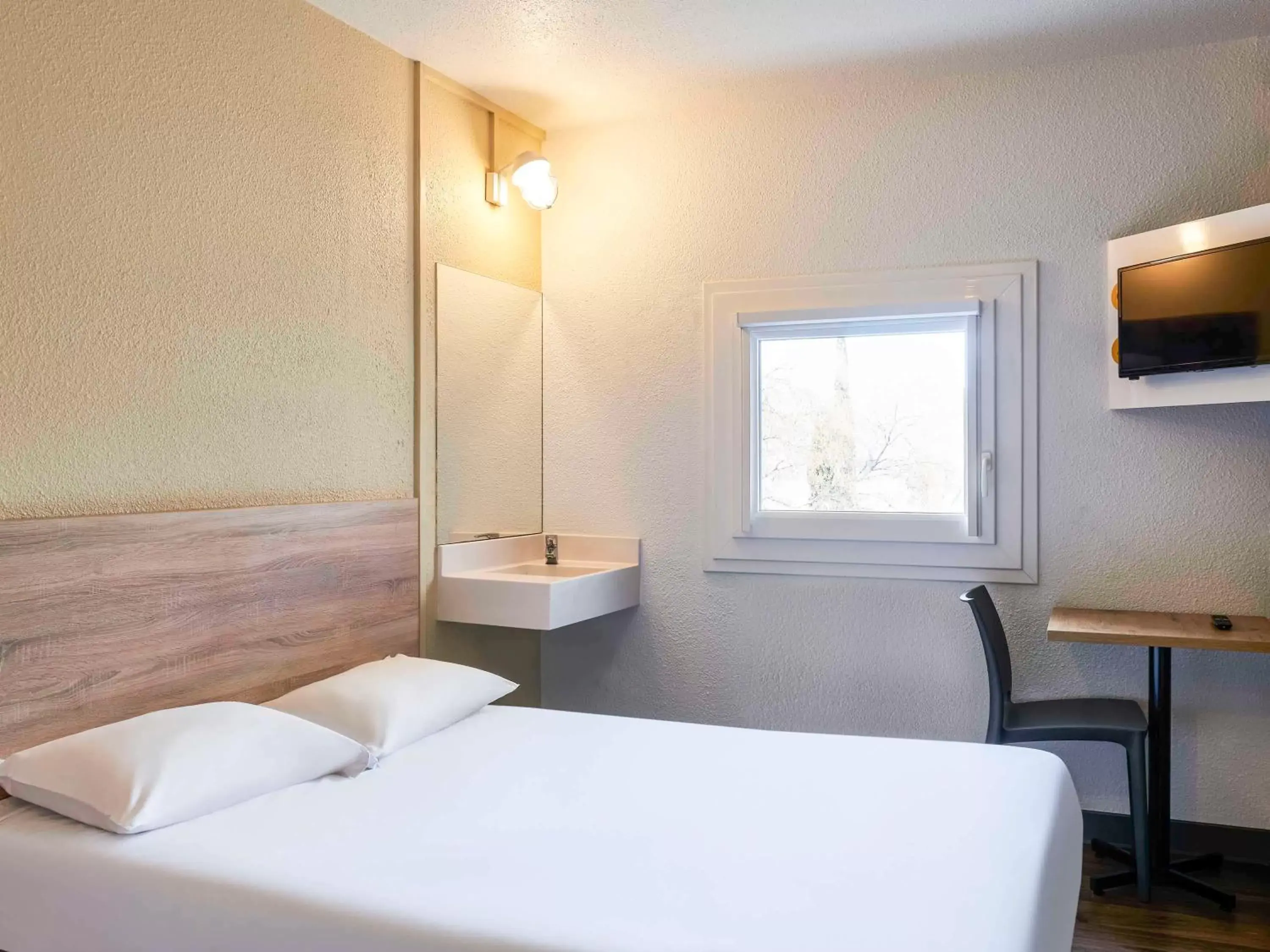 Bathroom, Bed in hotelF1 Paris Porte de Châtillon