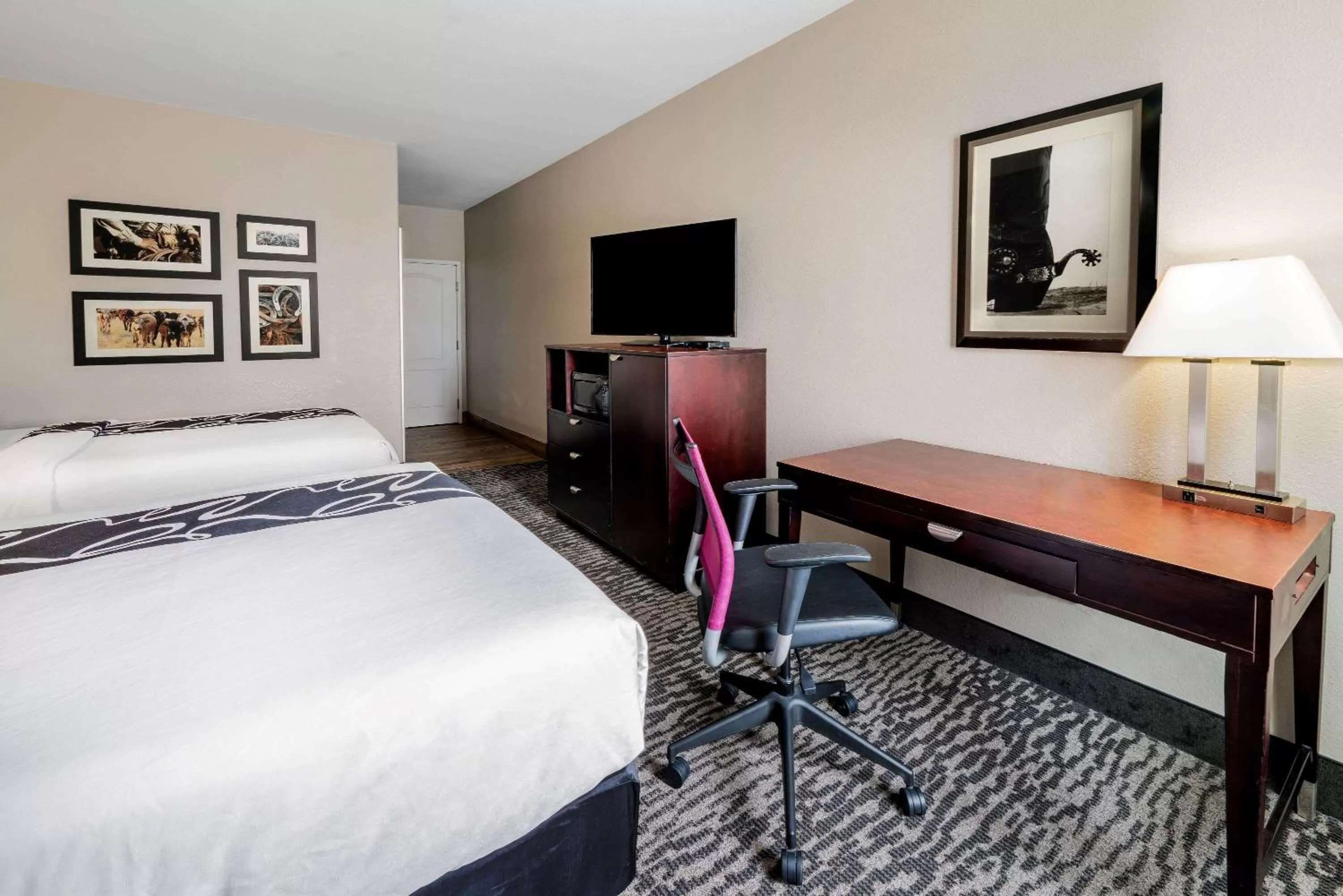 Photo of the whole room, Bed in La Quinta by Wyndham DFW Airport West - Bedford