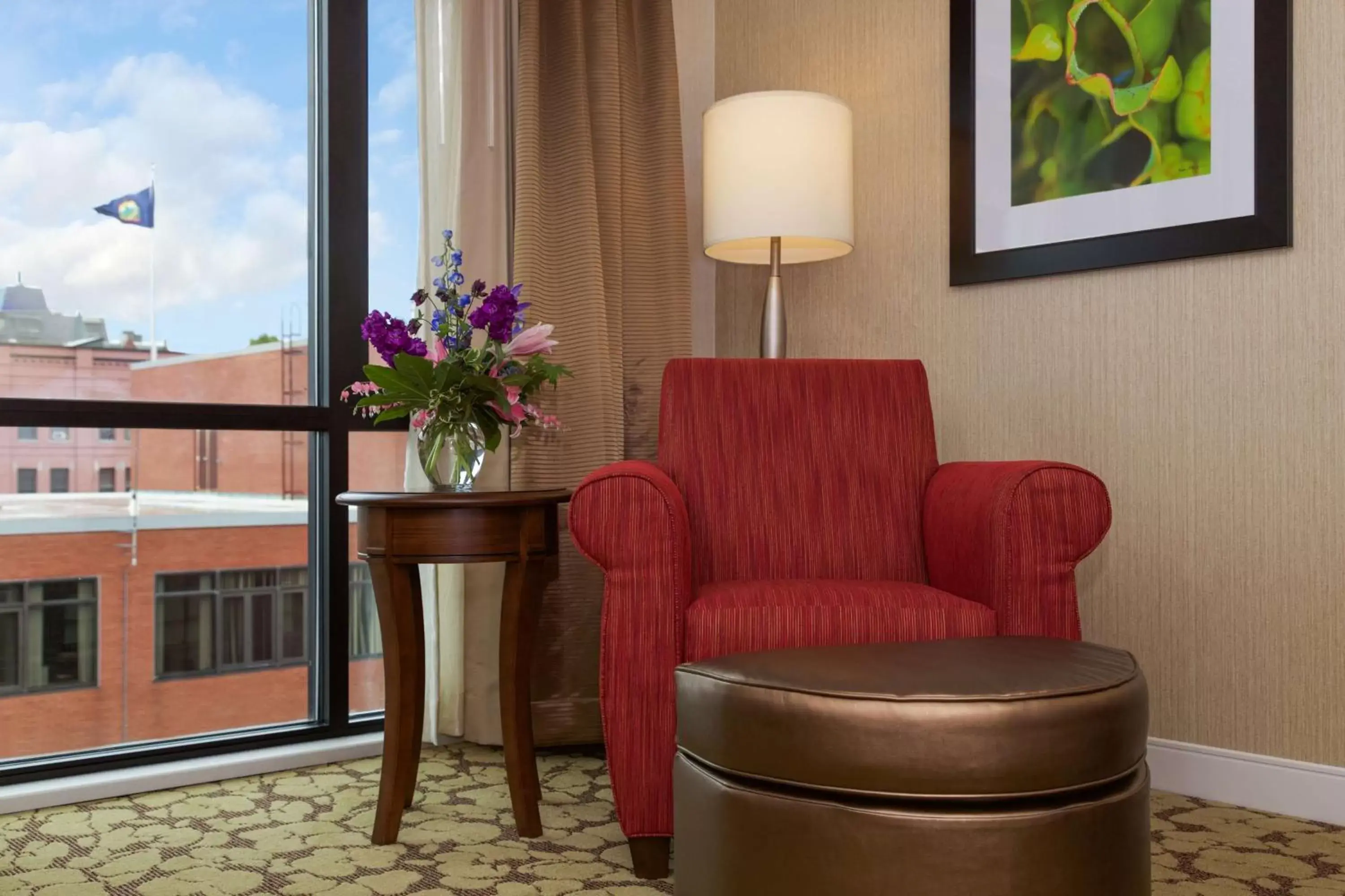 Bed, Seating Area in Hilton Garden Inn Burlington Downtown