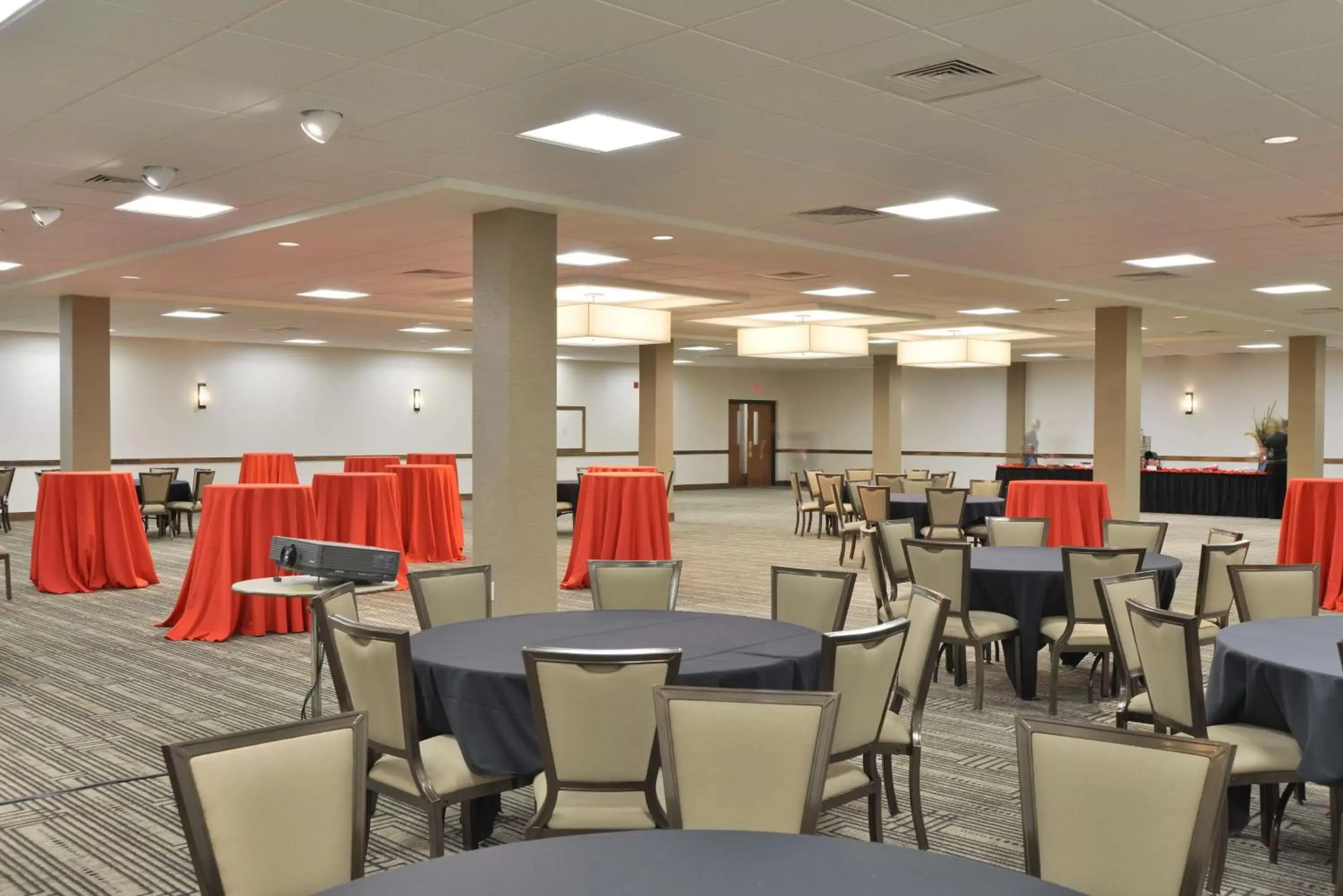 Meeting/conference room, Restaurant/Places to Eat in The Lismore Hotel Eau Claire - a DoubleTree by Hilton