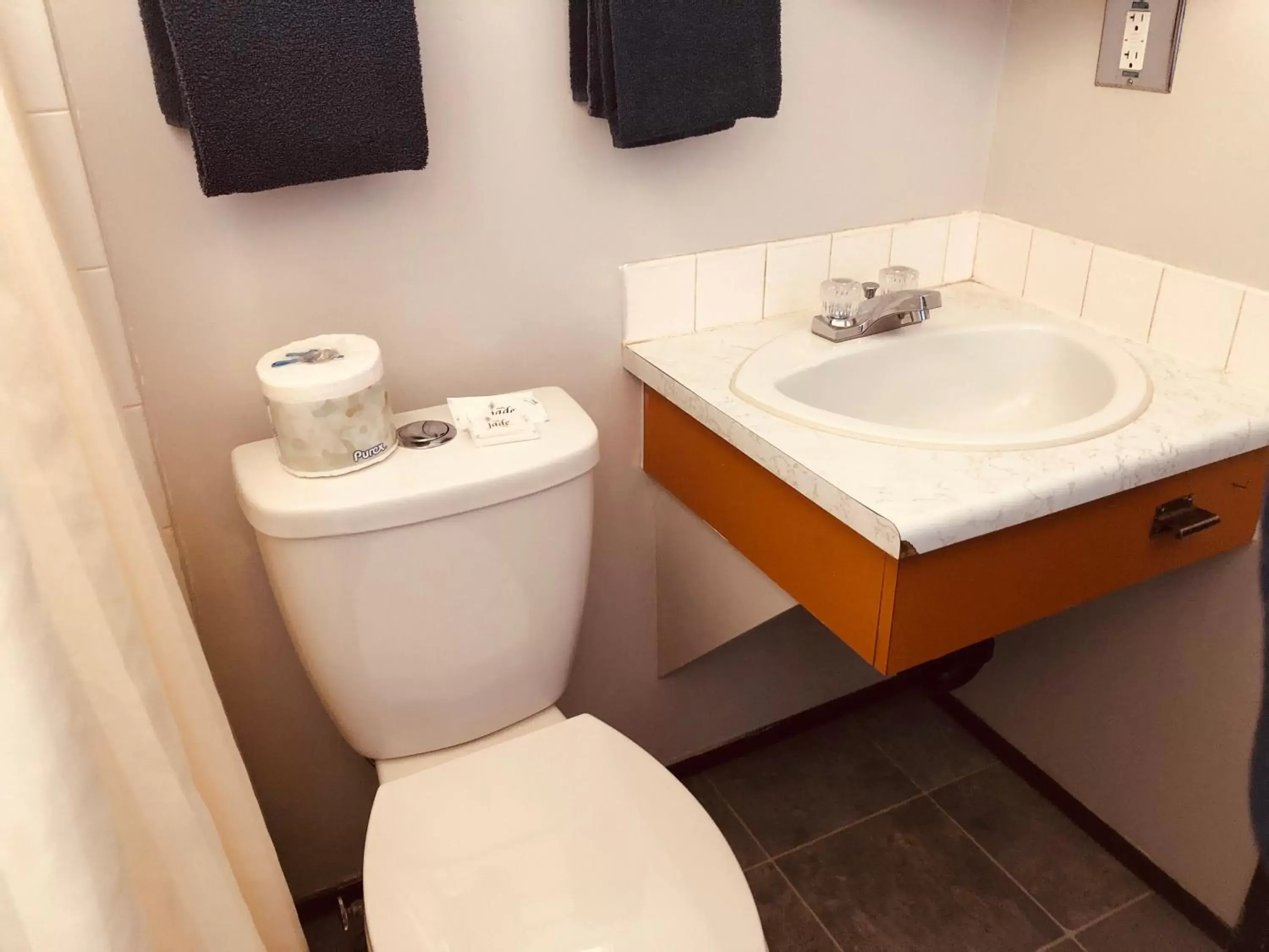 Toilet, Bathroom in Howard Johnson by Wyndham Edson