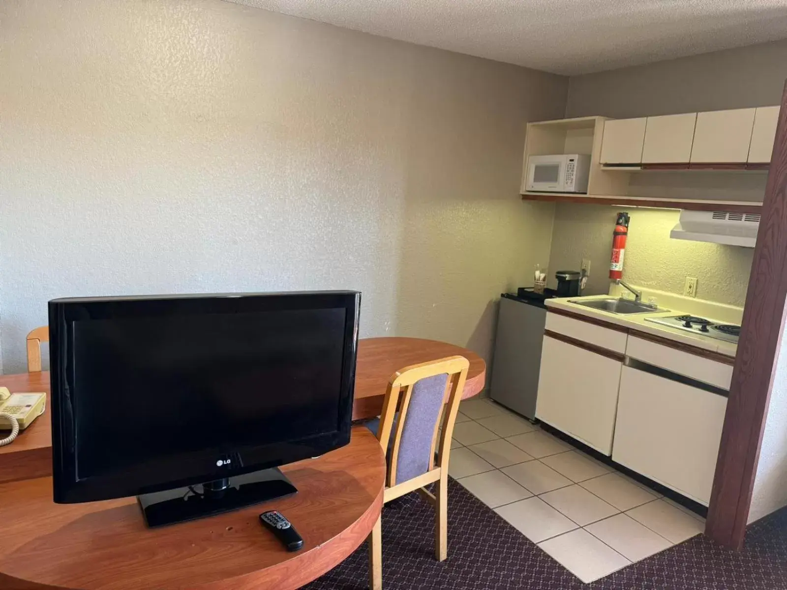 Dining area, TV/Entertainment Center in Rodeway Inn & Suites South of Fiesta Park