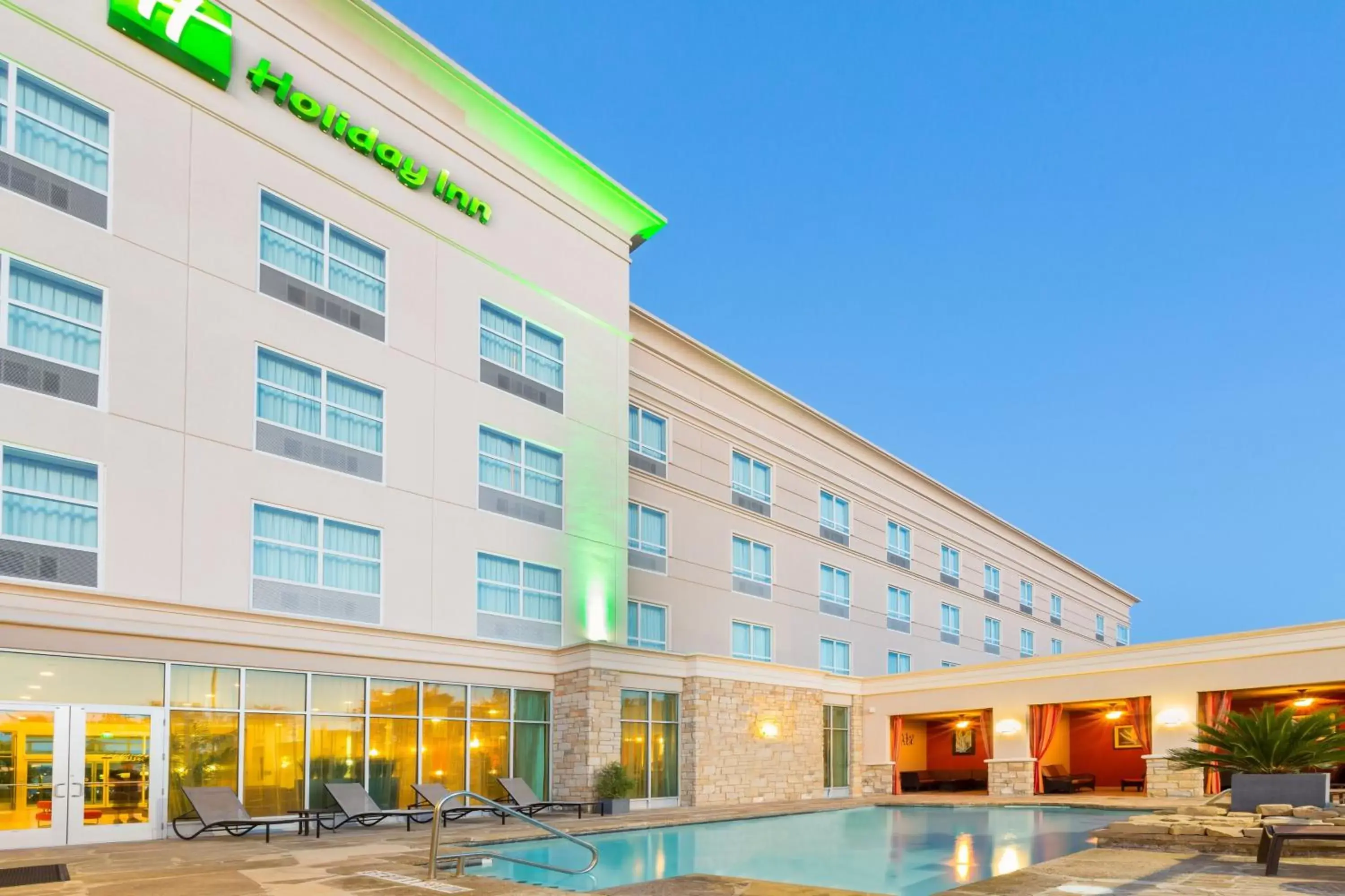 Swimming pool, Property Building in Holiday Inn Temple - Belton, an IHG Hotel
