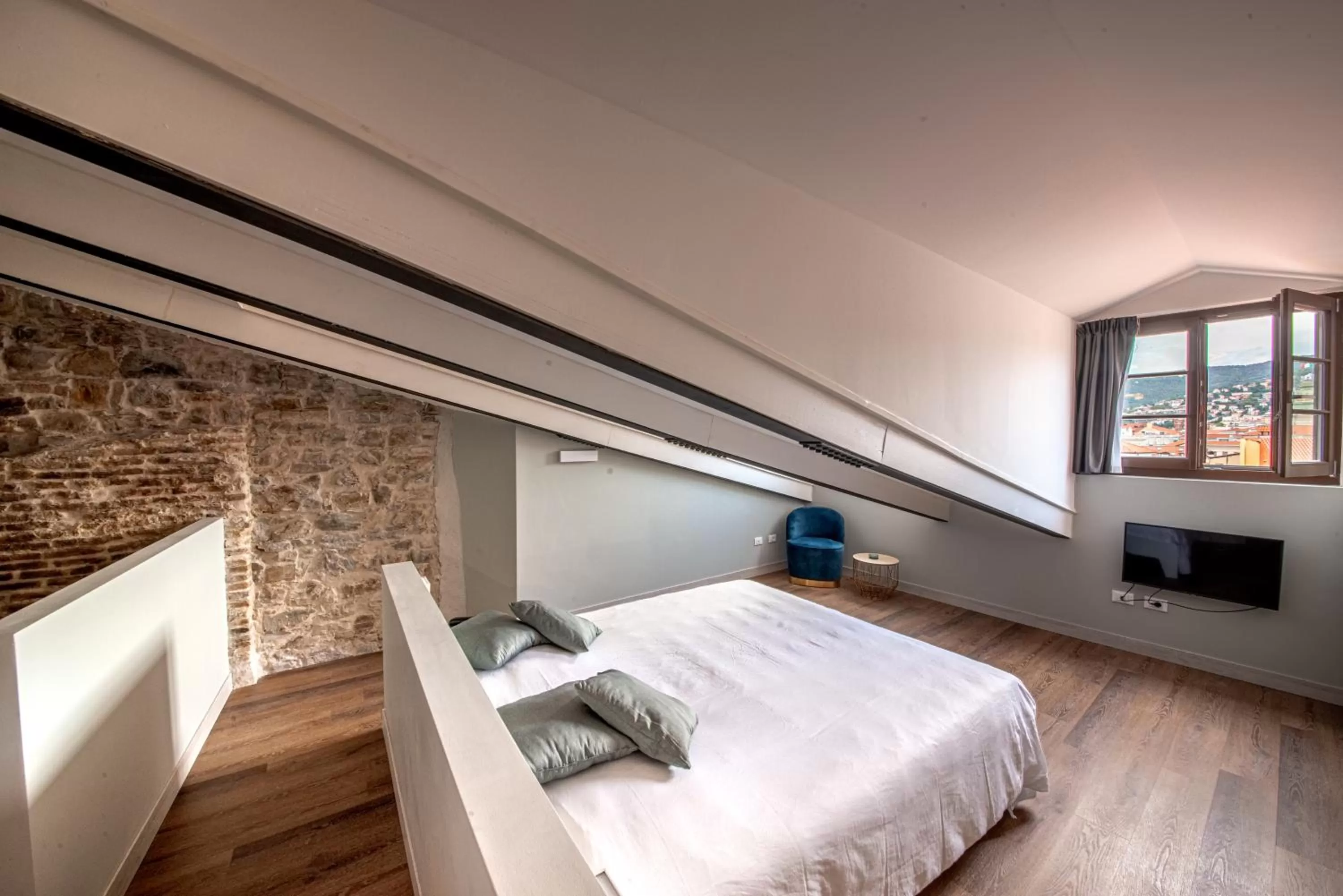 Photo of the whole room, Bed in Mura 5&7