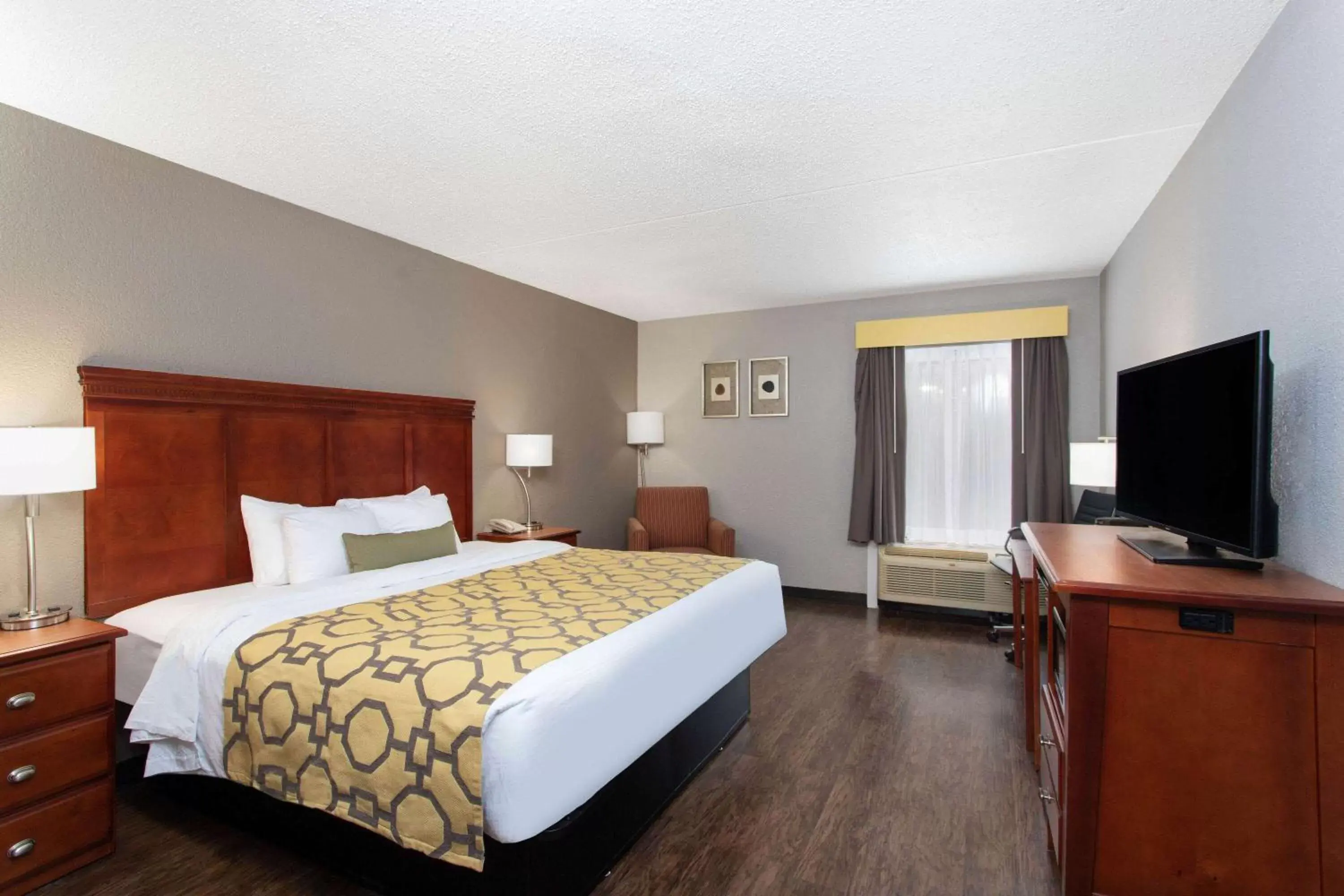 Photo of the whole room, Bed in Baymont by Wyndham Greenville OH