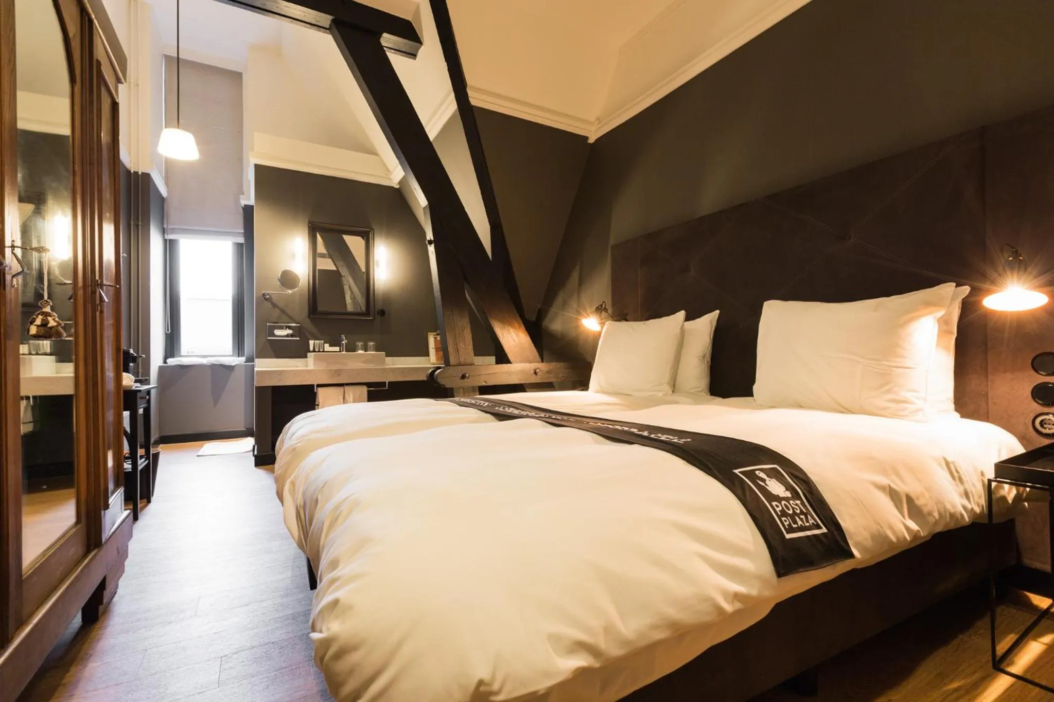 Photo of the whole room, Bed in Post-Plaza Hotel & Grand Café