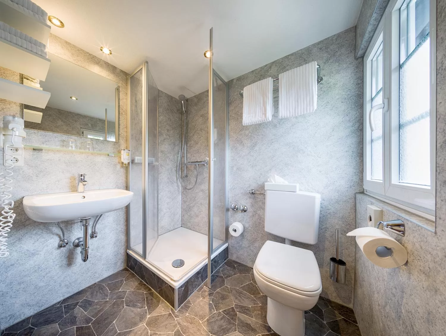 Shower in Hotel Zum Löwen - Unteres Wirtshaus