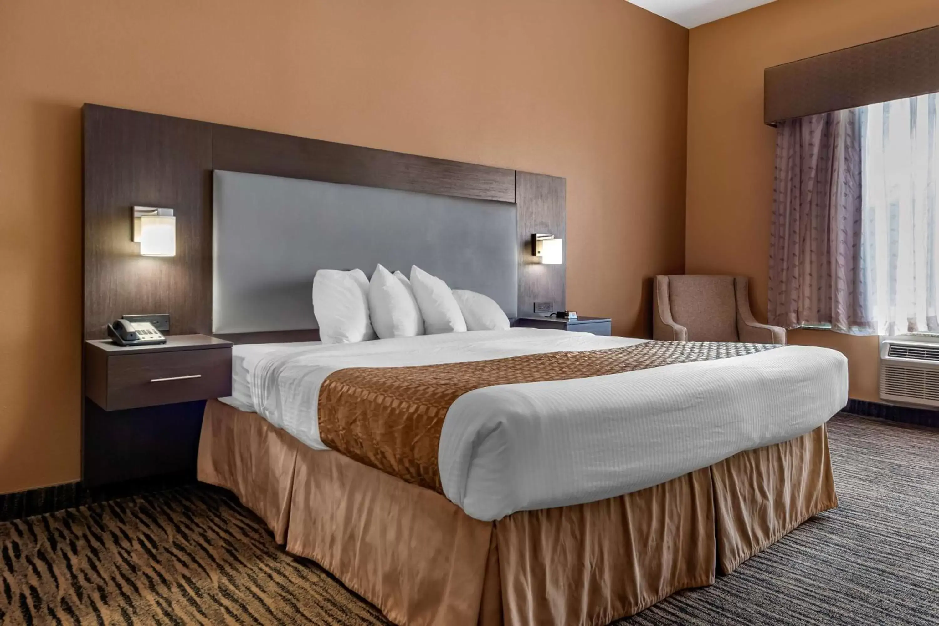 Photo of the whole room, Bed in Best Western the Inn at the Fairgrounds Photo of the whole room, Bed in Best Western the Inn at the Fairgrounds