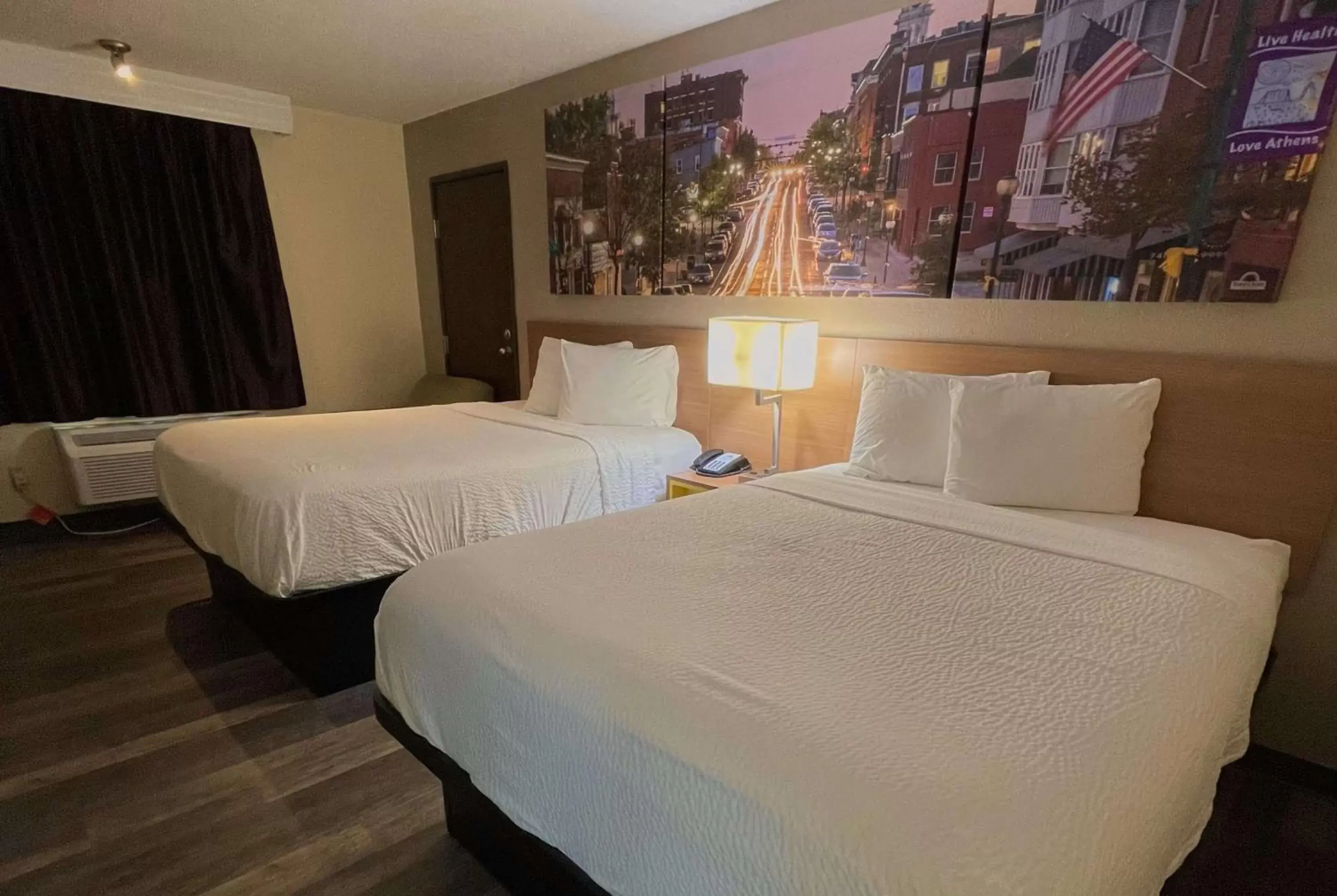 Photo of the whole room, Bed in Days Inn & Suites by Wyndham Kaukauna WI