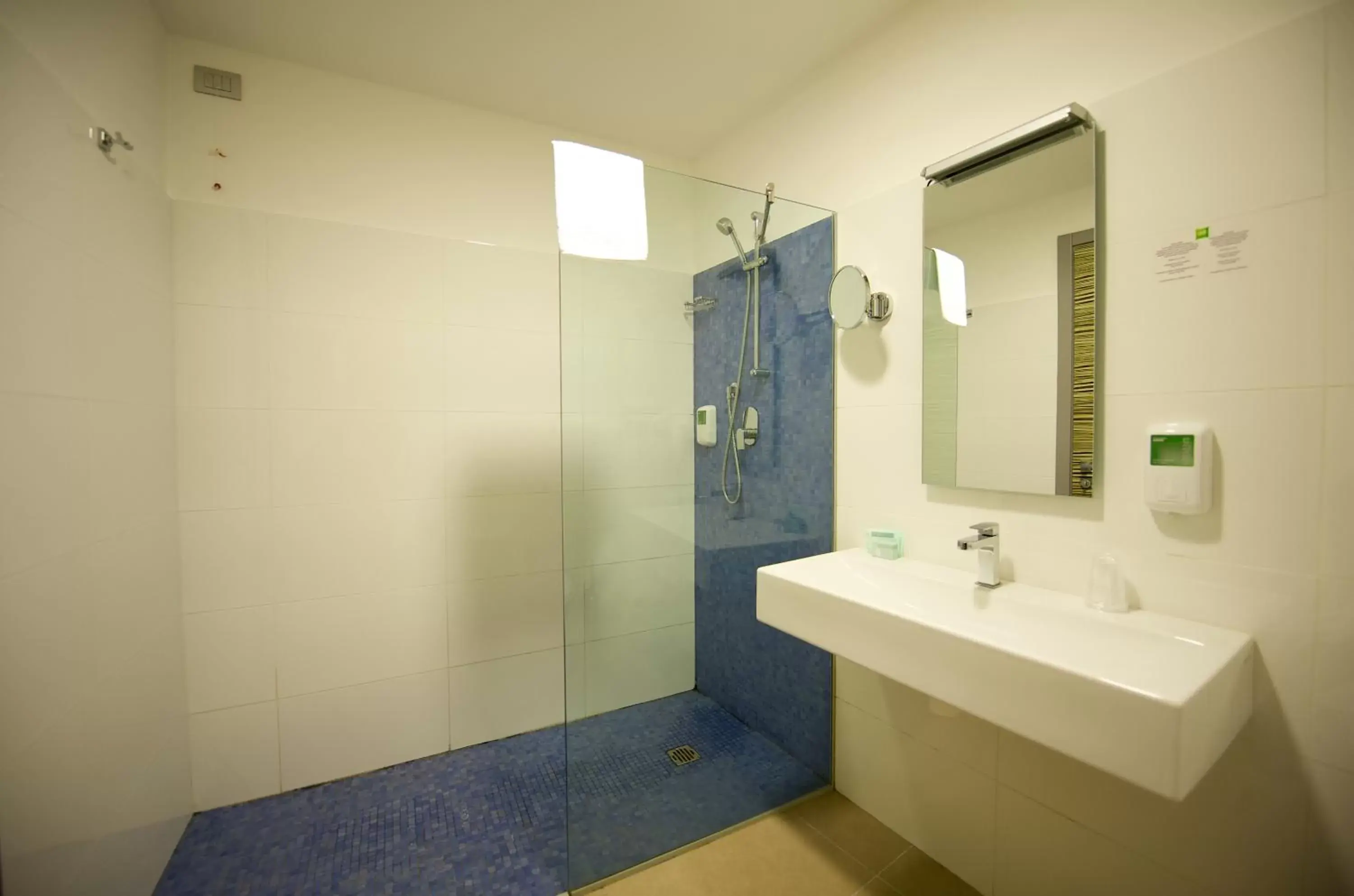 Bathroom in ibis Styles Catania Acireale