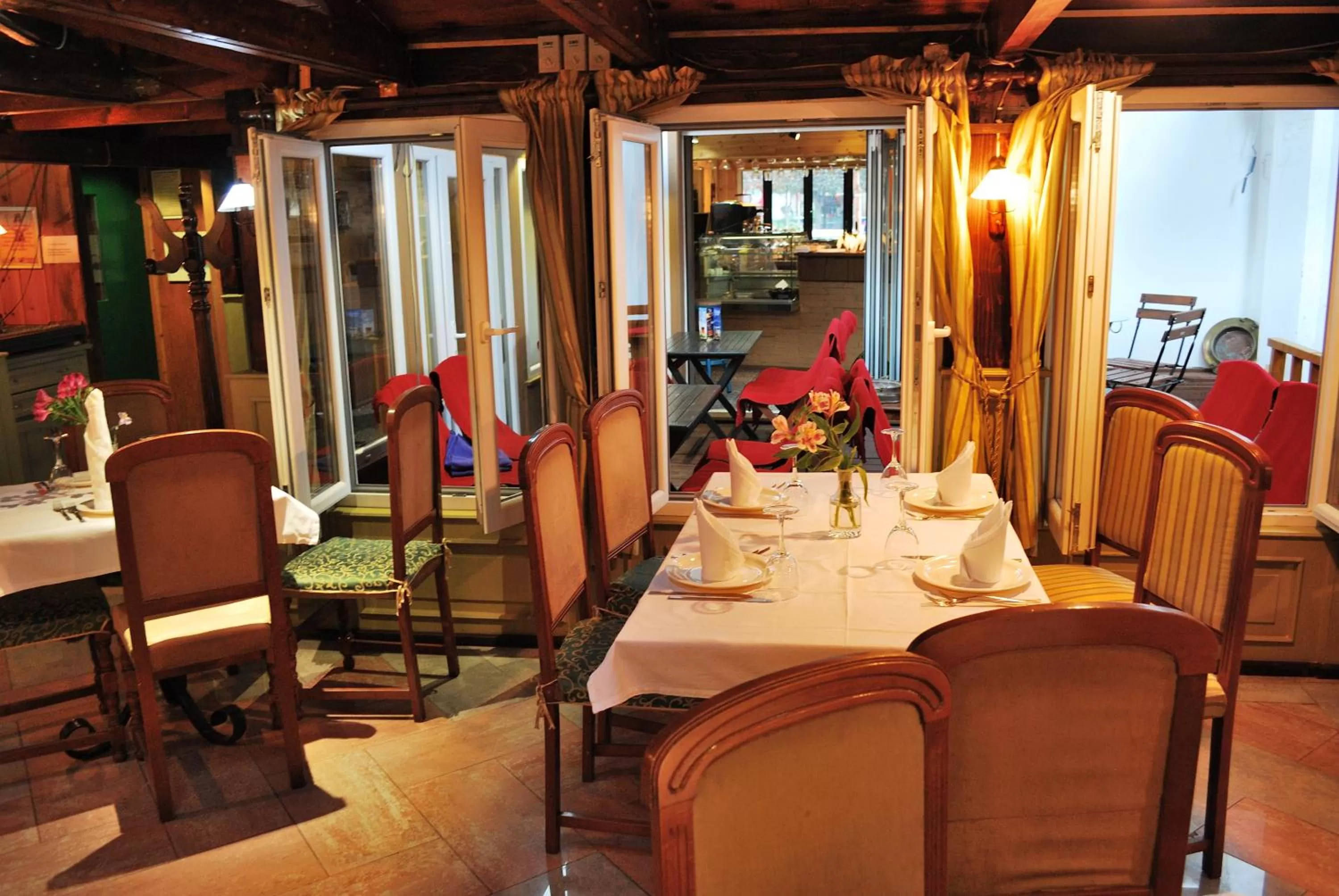 Restaurant/places to eat in Hotel LONDON