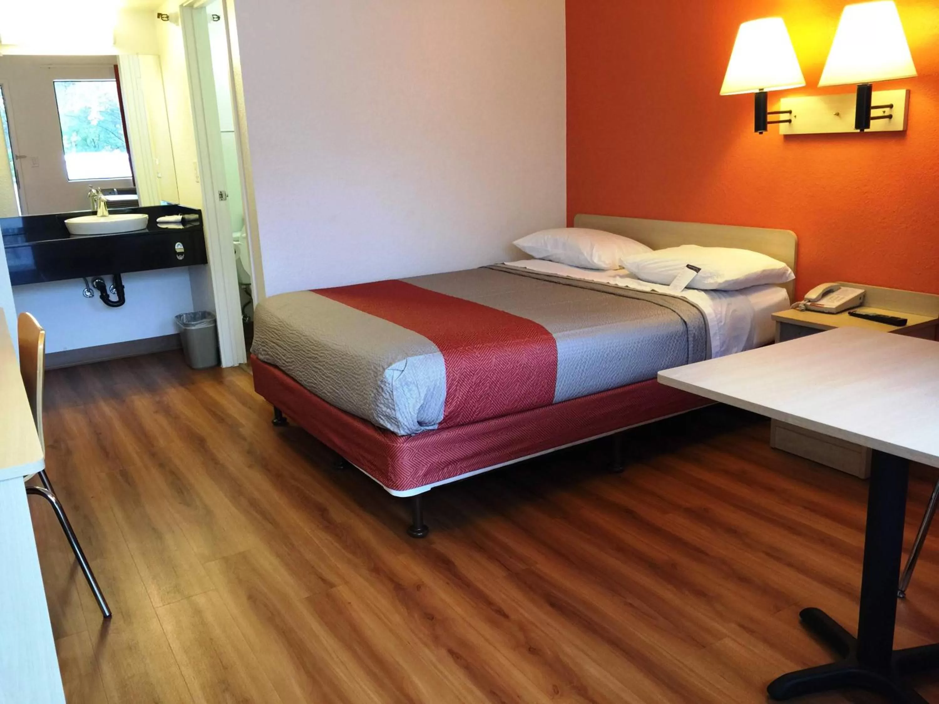 Bedroom, Bed in Motel 6-Roseville, MN - Minneapolis North