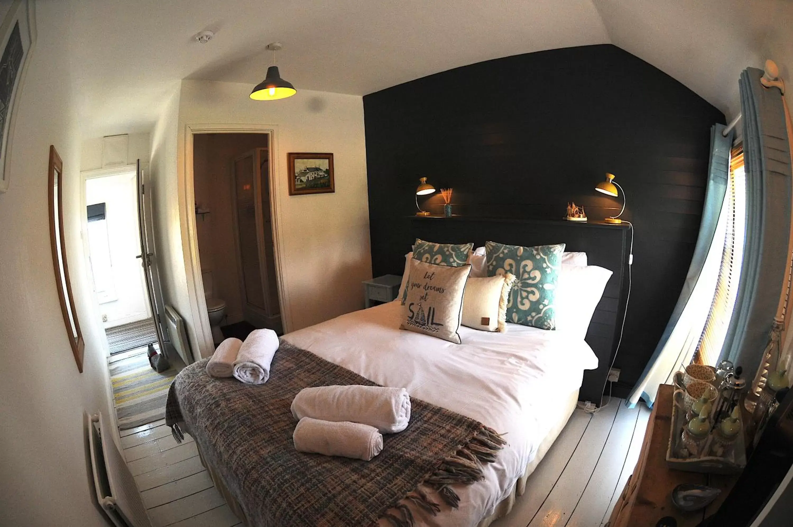 Bedroom, Bed in Victoria Inn