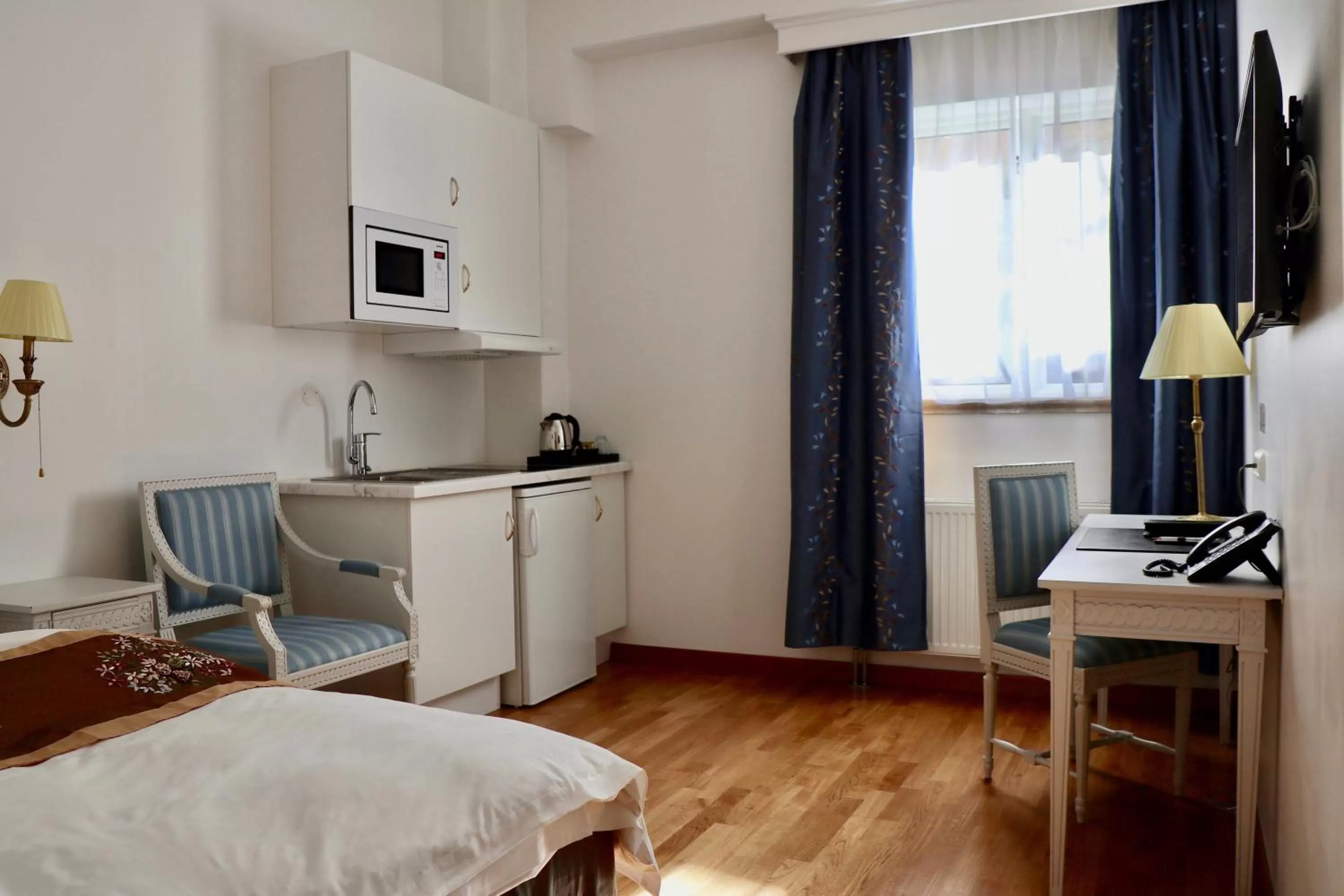 Kitchen or kitchenette, Bed in Brommavik Hotel