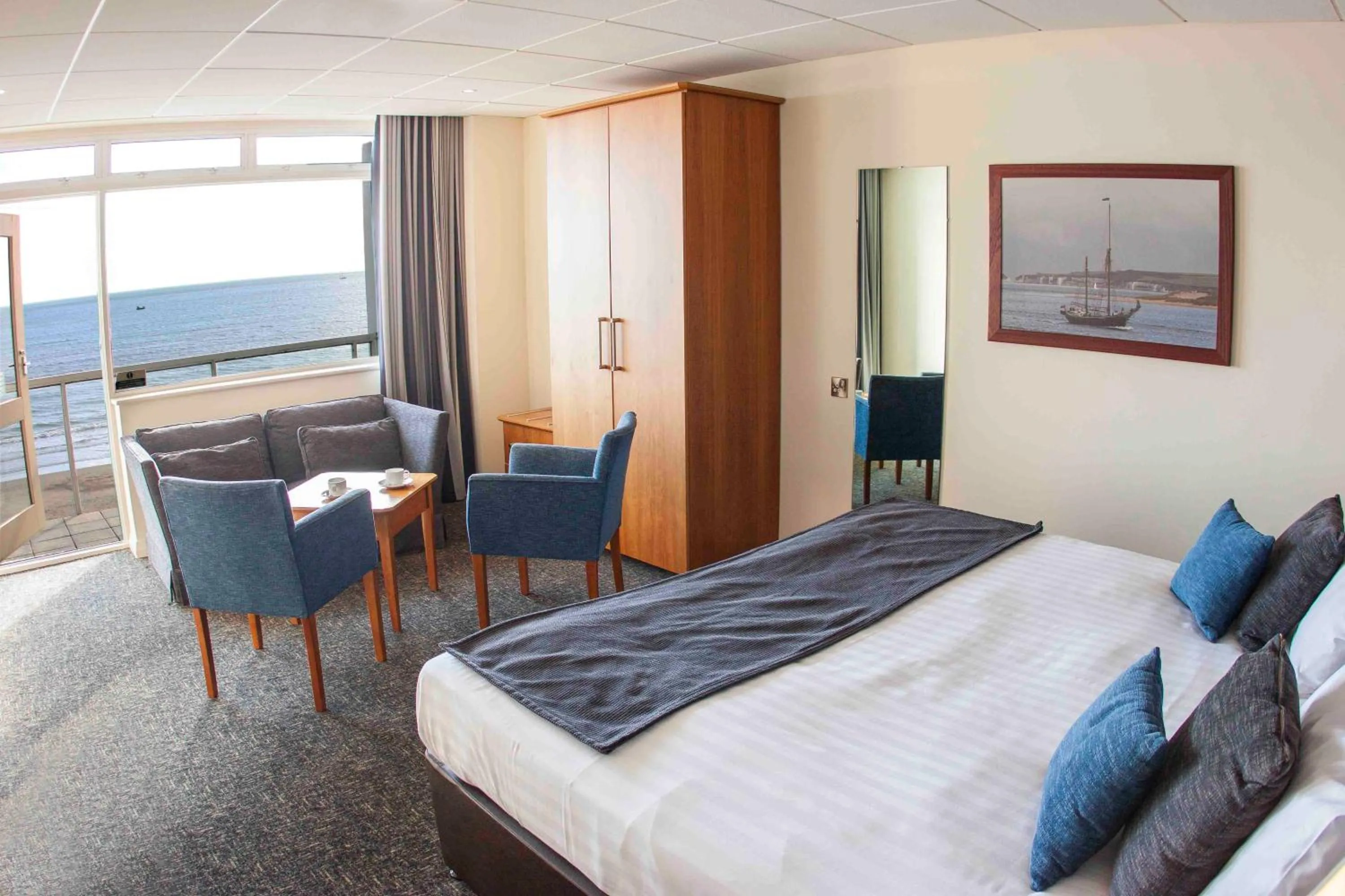 Photo of the whole room, Bed in Sandbanks Hotel