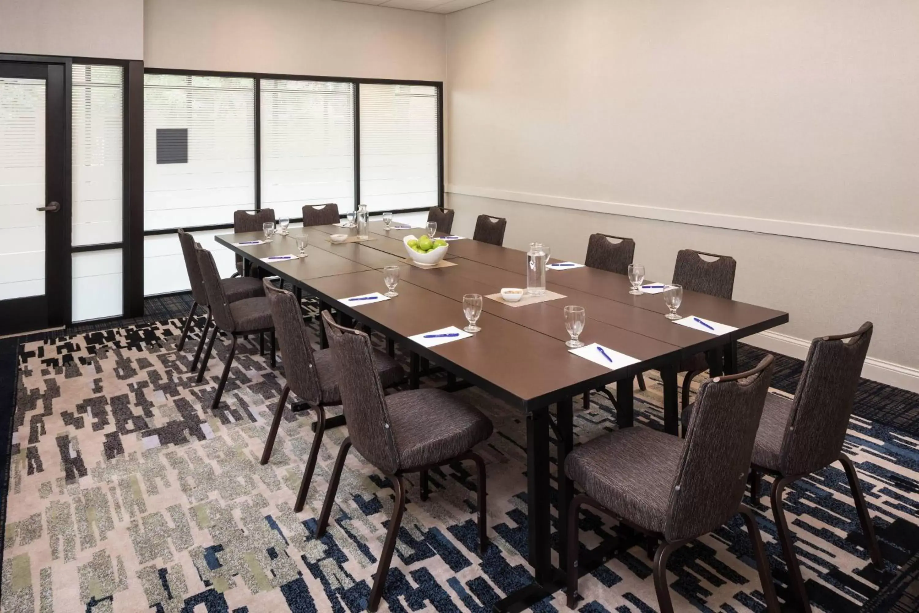 Meeting/conference room in Delta Hotels by Marriott Minneapolis Northeast