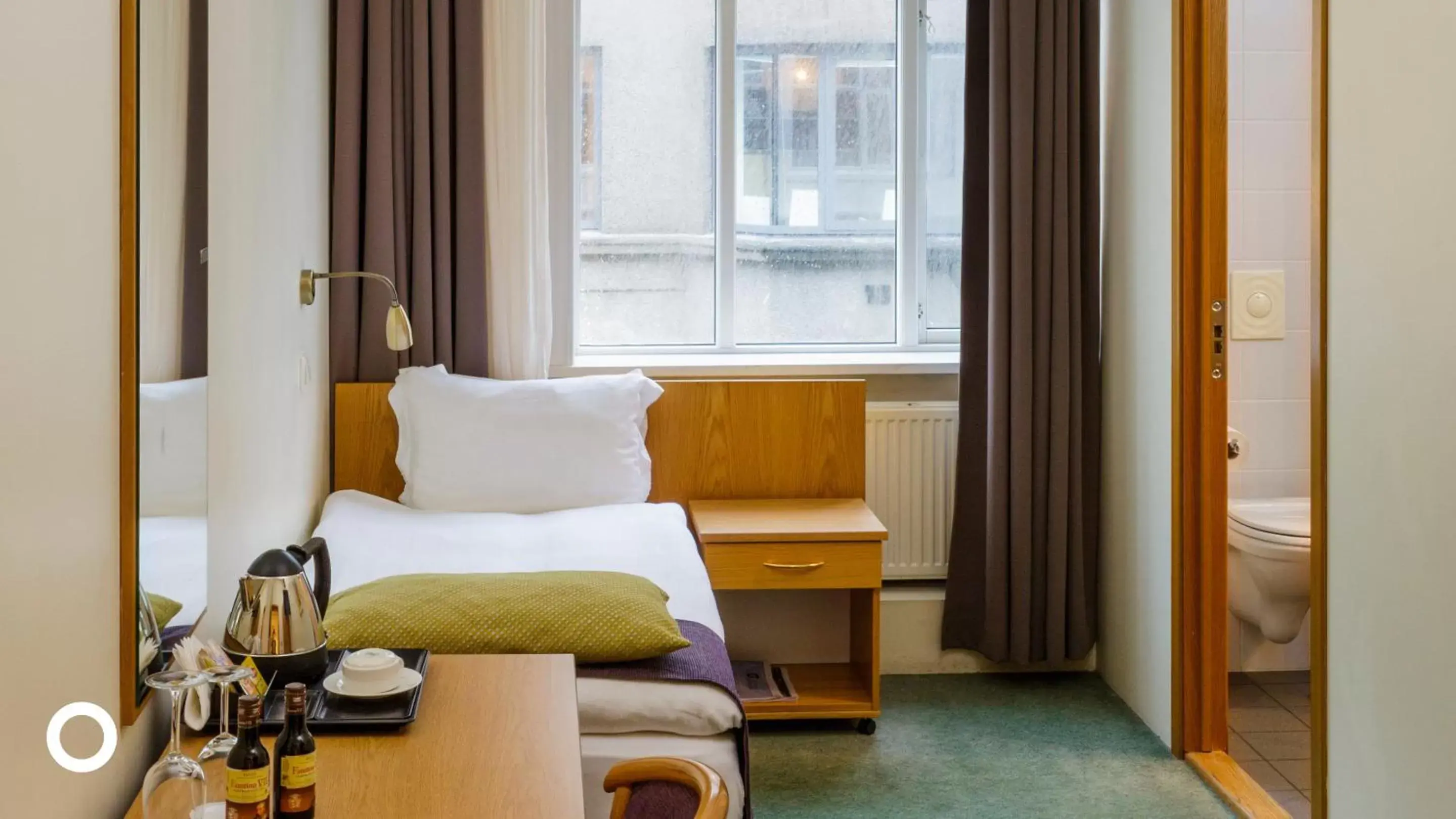 Bedroom, Bed in Center Hotels Skjaldbreid Bedroom, Bed in Center Hotels Skjaldbreid