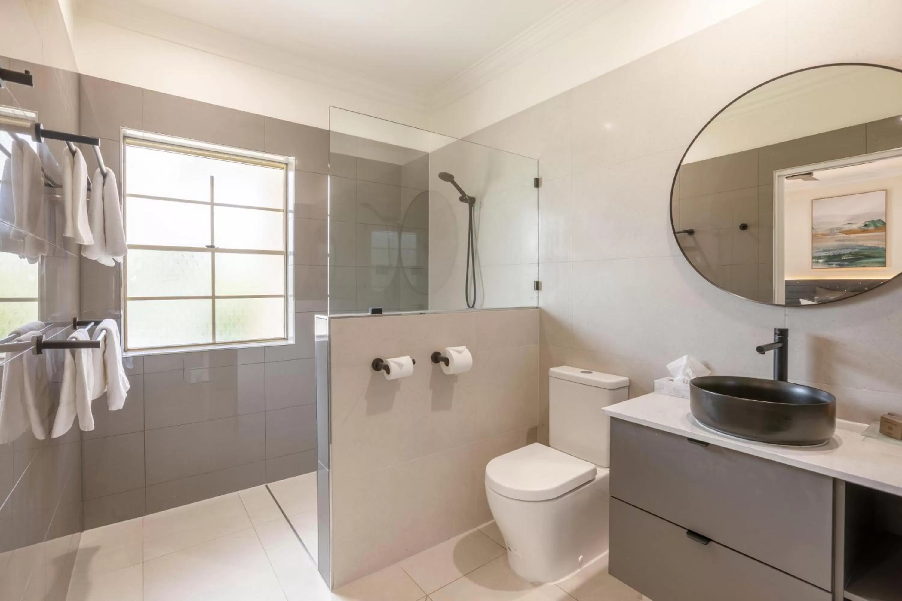 Bathroom in Coopers Colonial Motel