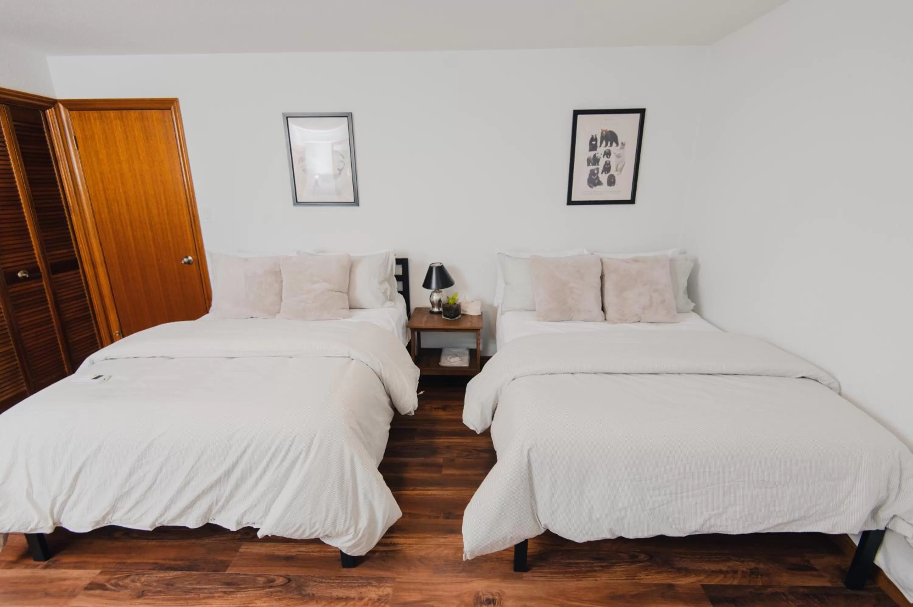 Bedroom, Bed in Servus Stratford