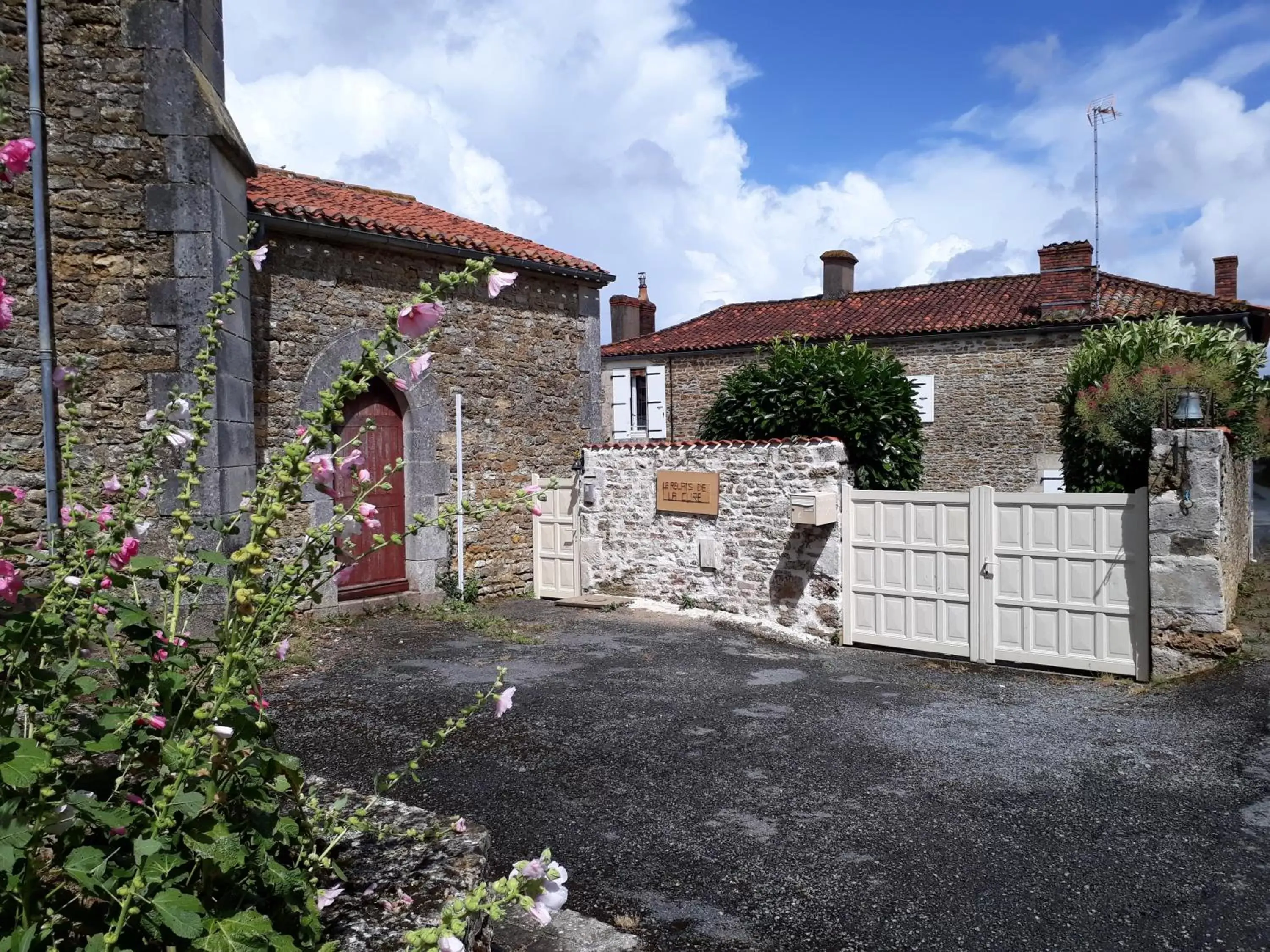 Facade/entrance, Property Building in Le relais de la cure