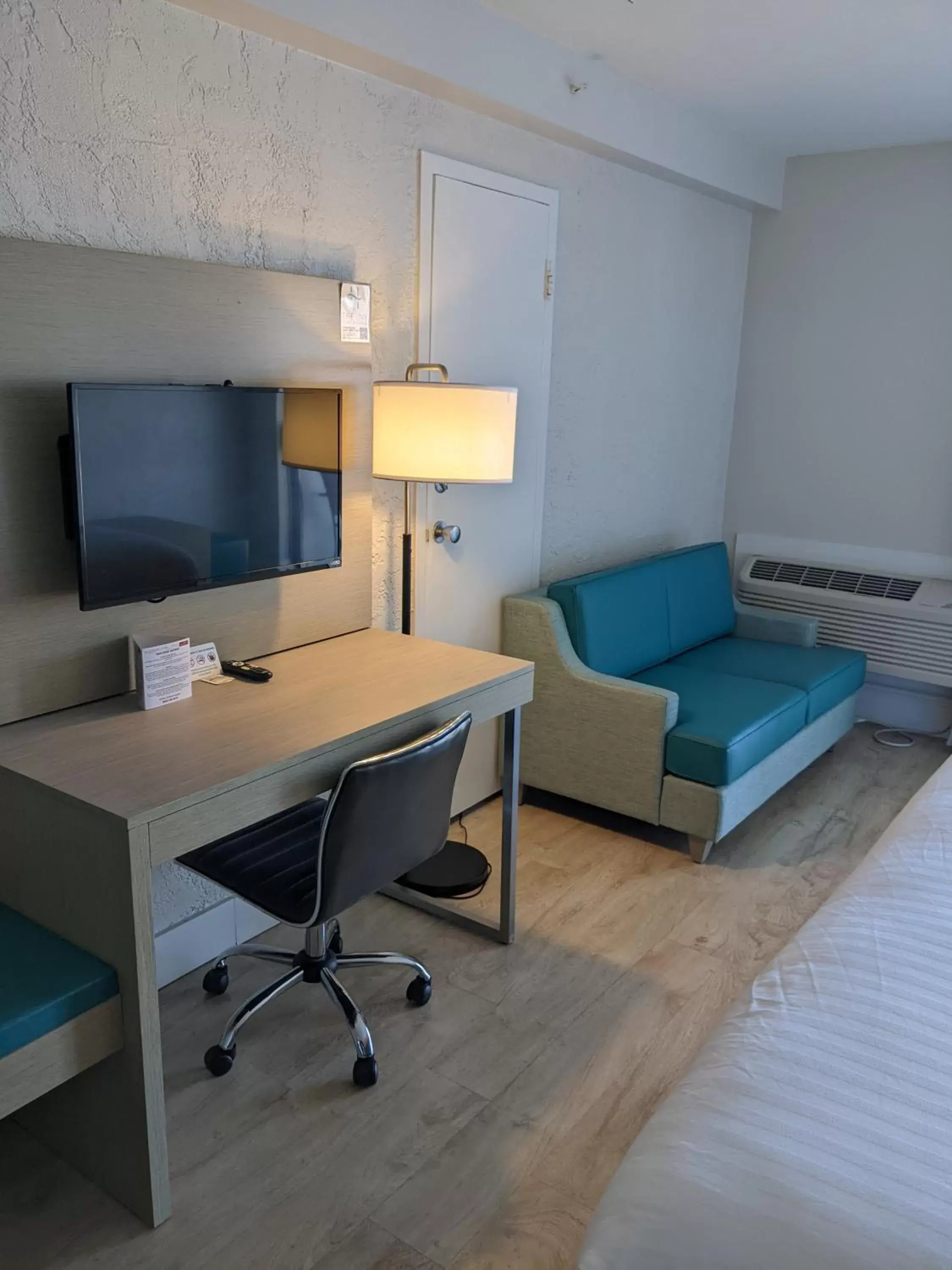 TV and multimedia, Seating Area in Inn on Destin Harbor, Ascend Hotel Collection