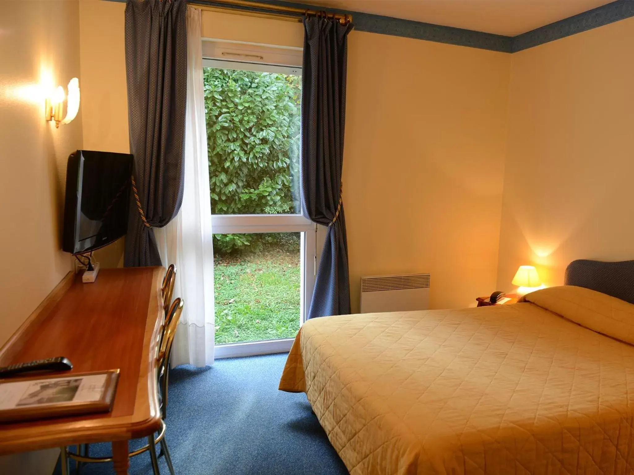 Bedroom, Bed in Hôtel Le Galion