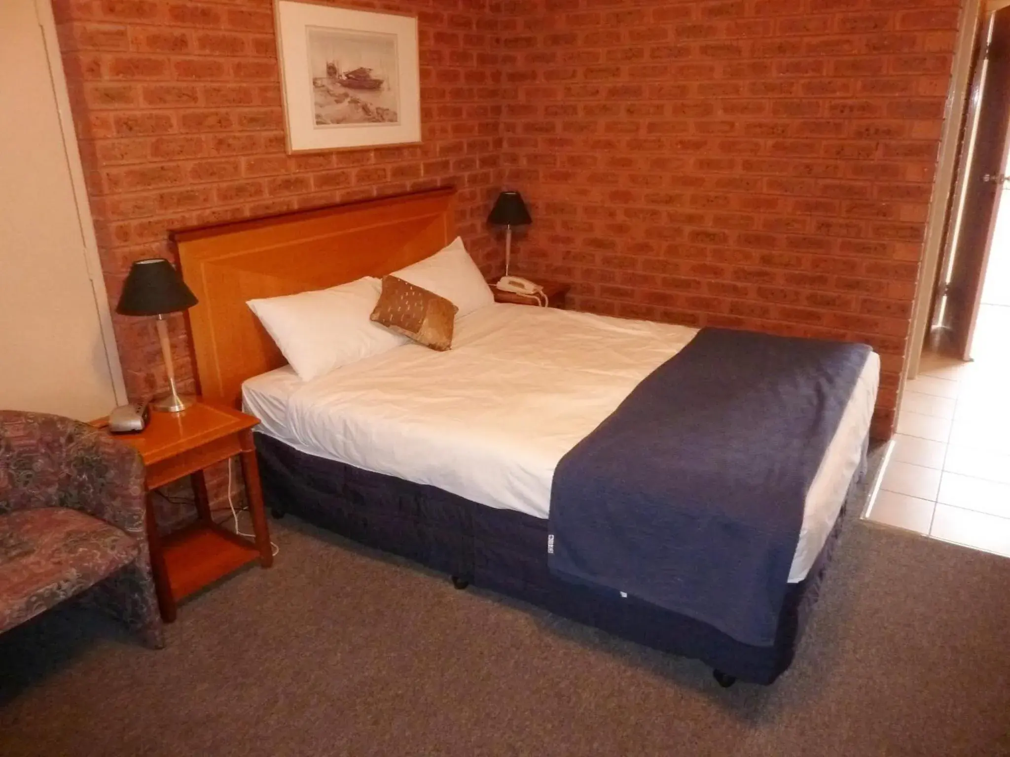 Bed in Central Yarrawonga Motor Inn