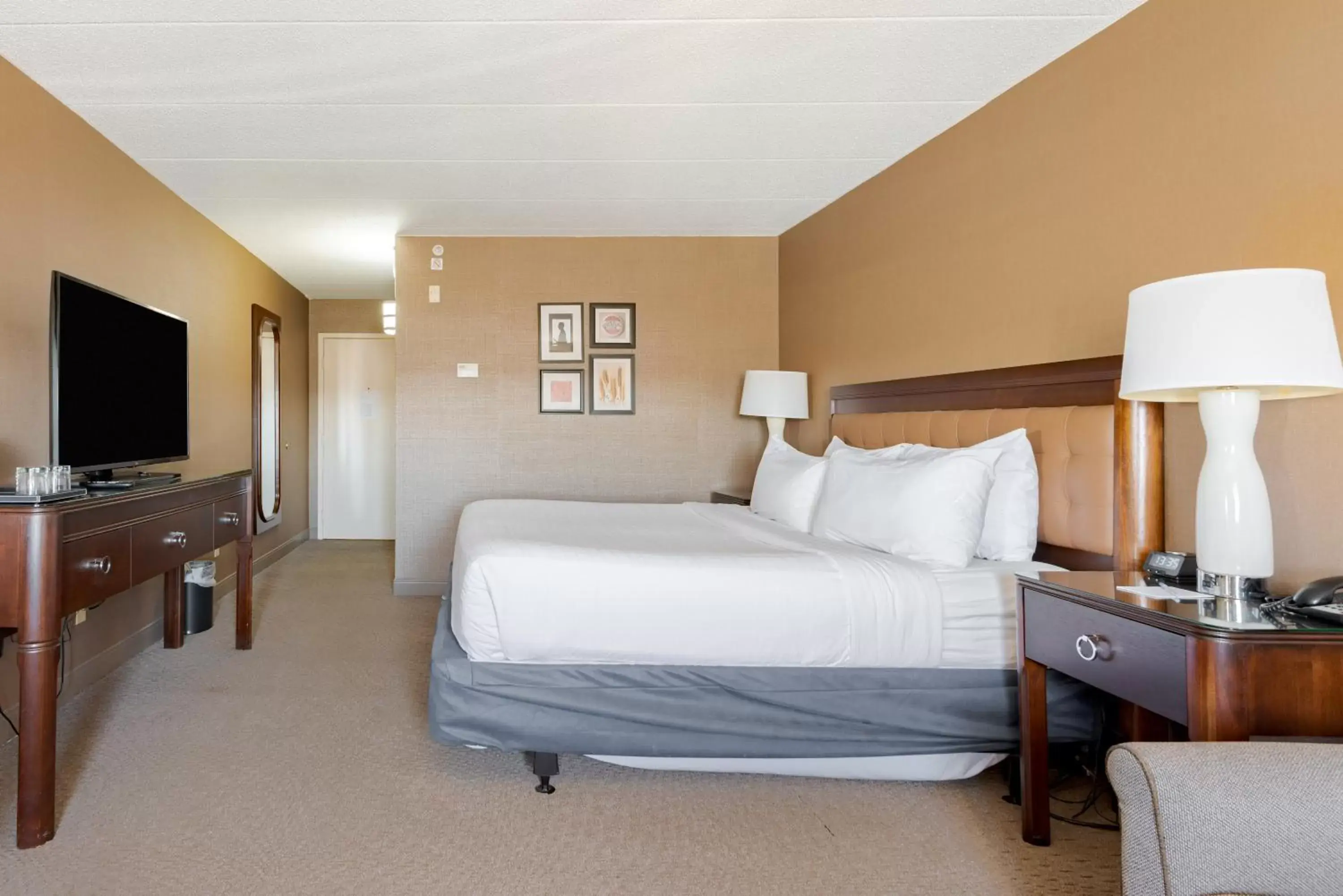 Bathroom, Bed in Wyndham Omaha Hotel - West Dodge