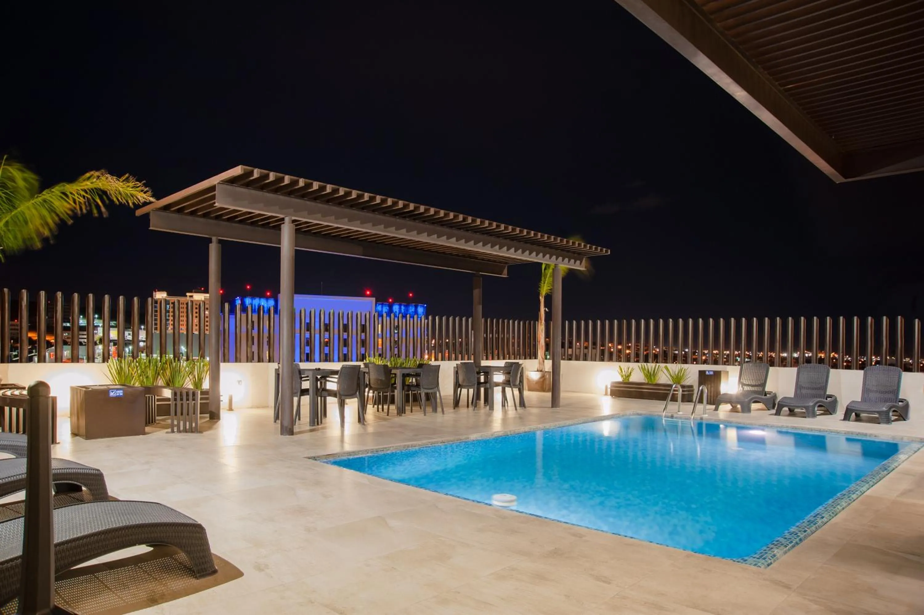 Swimming pool in Best Western Plus Chihuahua Juventud