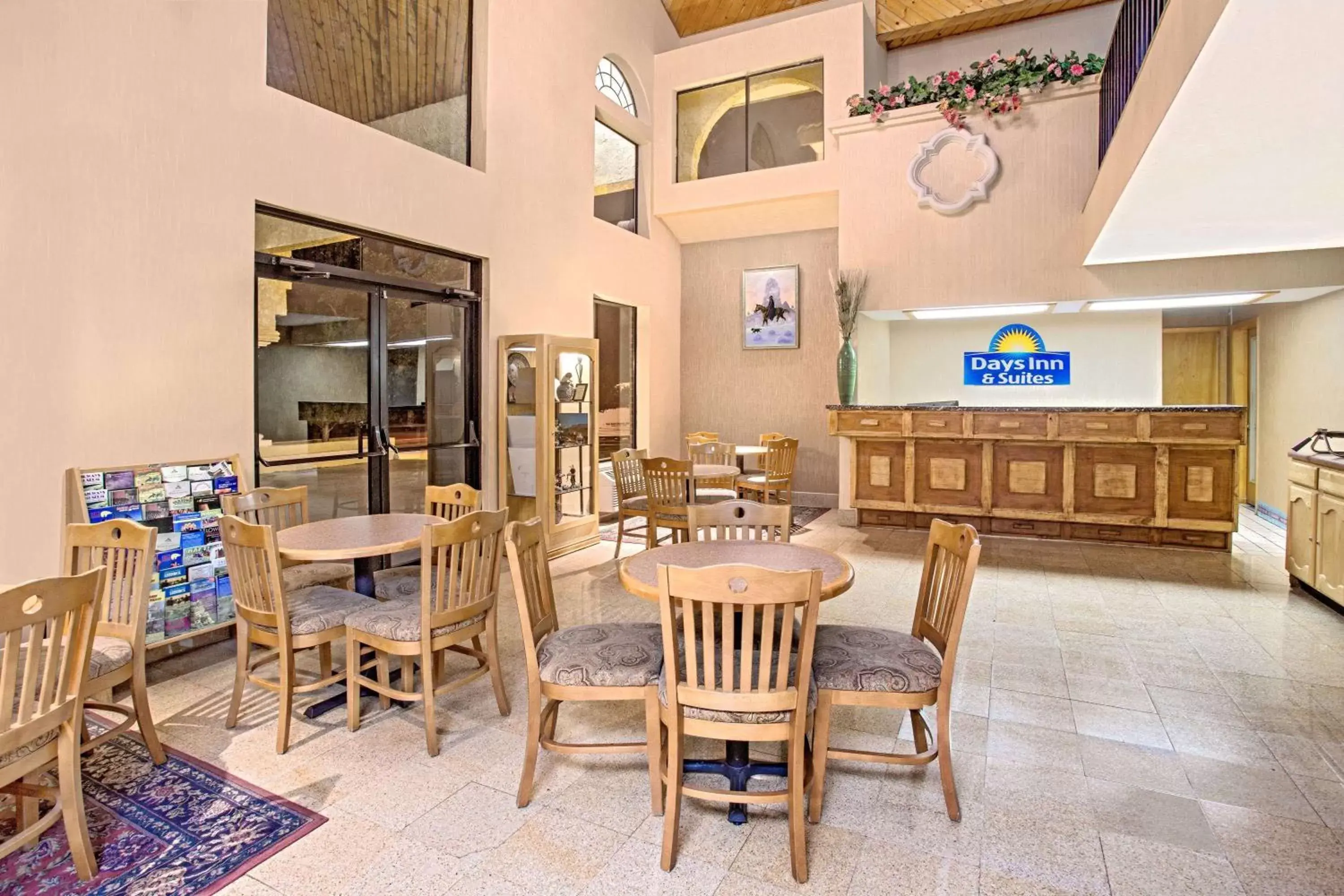 Lobby or reception, Restaurant/Places to Eat in Days Inn & Suites by Wyndham Red Rock-Gallup