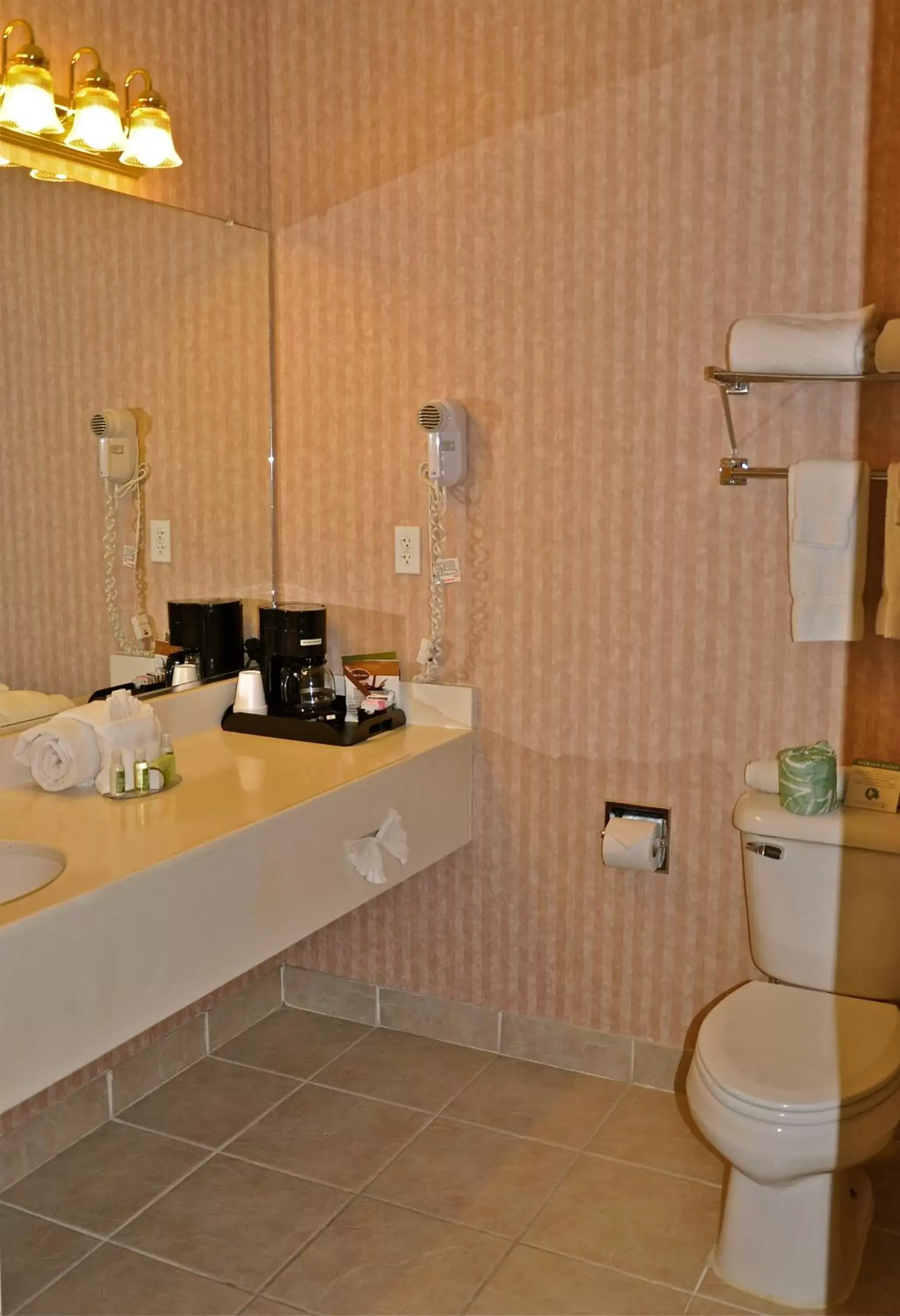 Bathroom, Coffee/Tea Facilities in Landmark Inn Fort Irwin