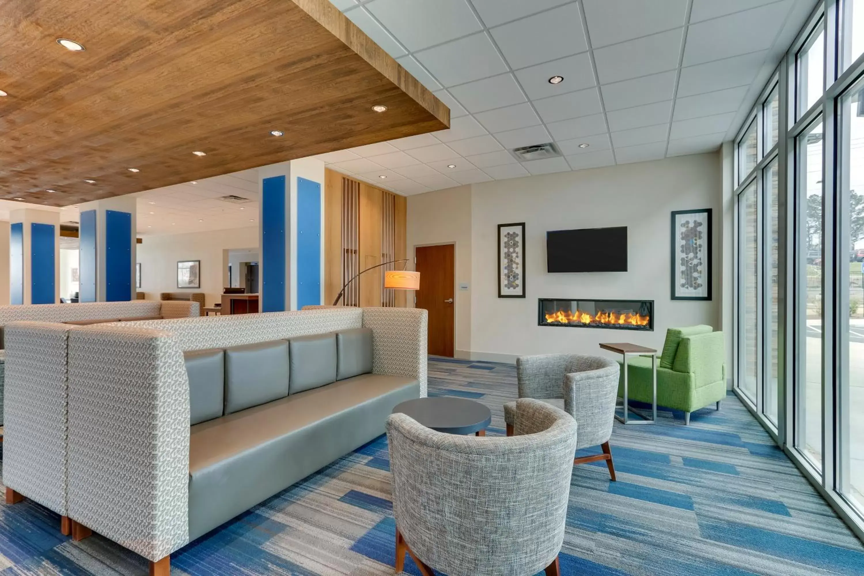 Property building, Seating Area in Holiday Inn Express & Suites - Dawsonville, an IHG Hotel