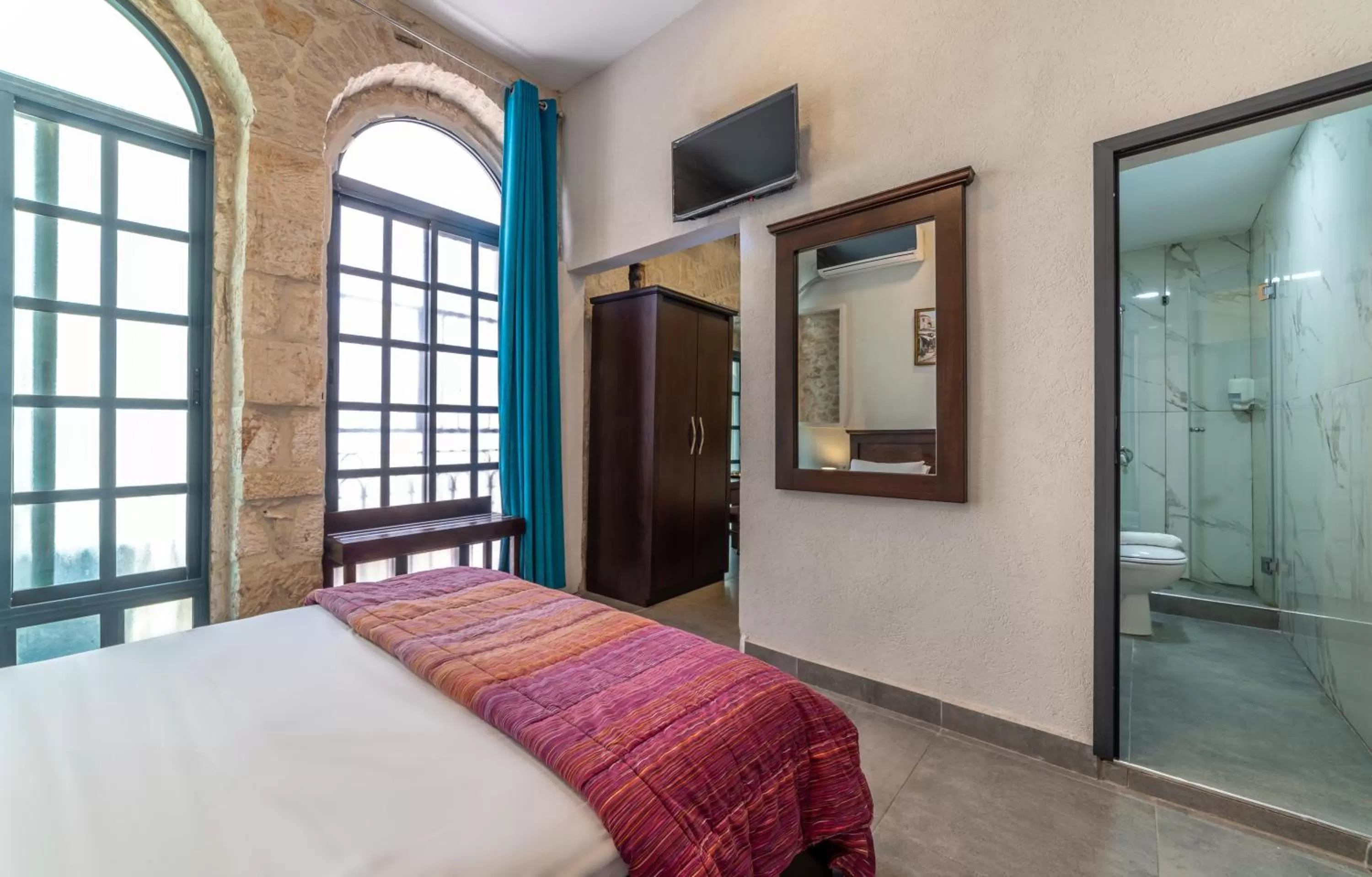 Photo of the whole room, Bed in New Imperial Hotel