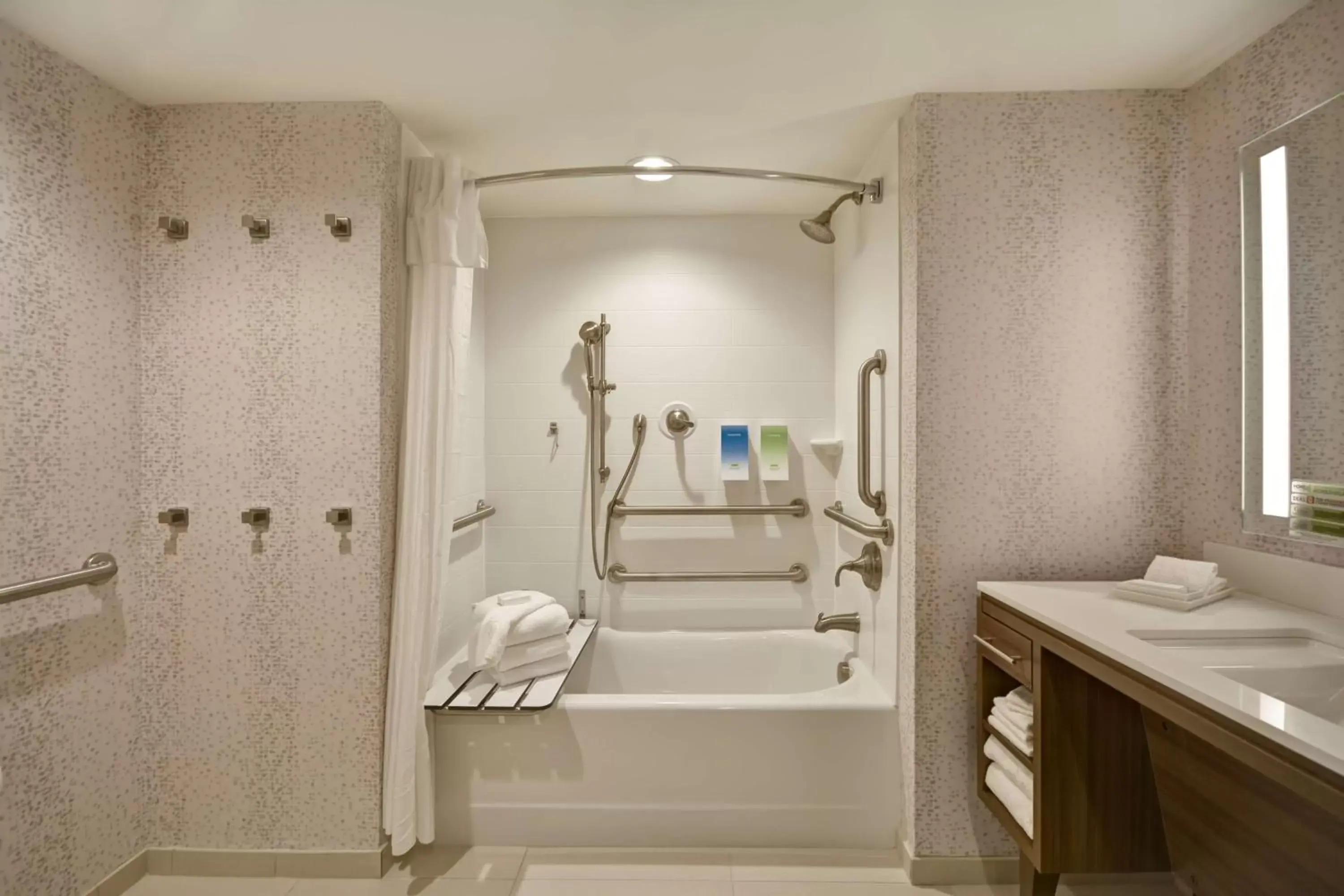 Bathroom in Home2 Suites by Hilton Kansas City KU Medical Center