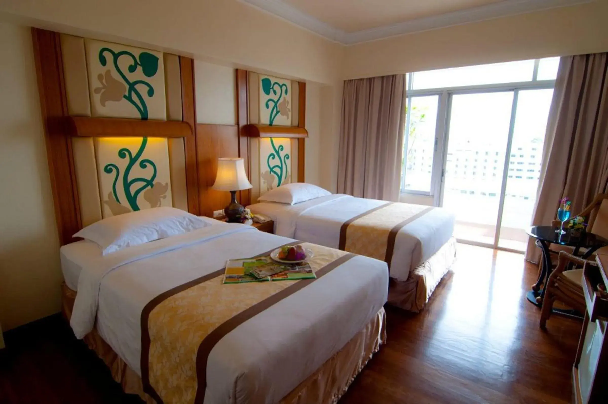 Bedroom, Bed in Golden Beach Hotel Pattaya