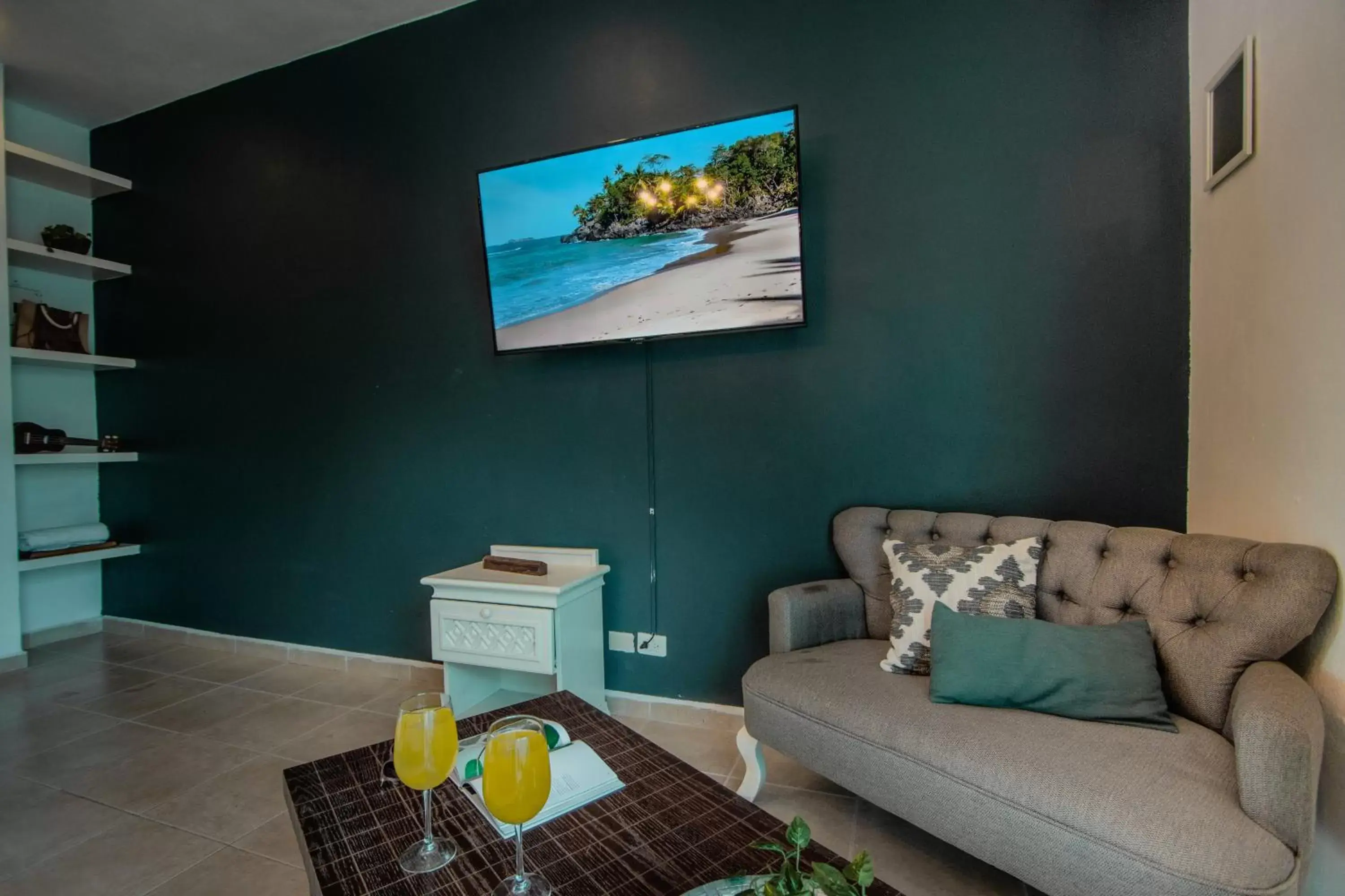 TV/Entertainment Center in Nasim Condo Hotel con acceso BEACH CLUB GRATIS, metros 5th AVENIDA