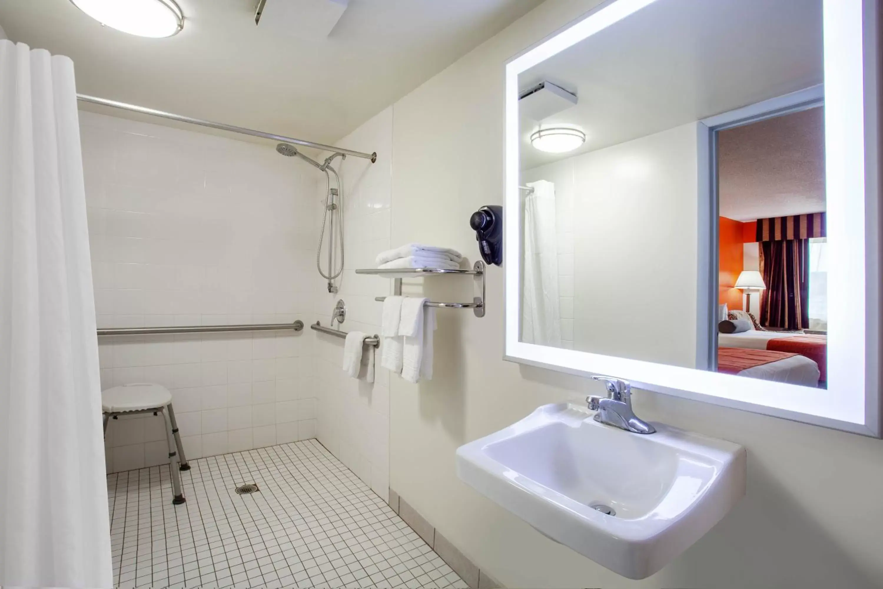 Bathroom in Howard Johnson by Wyndham Vero Beach/I-95