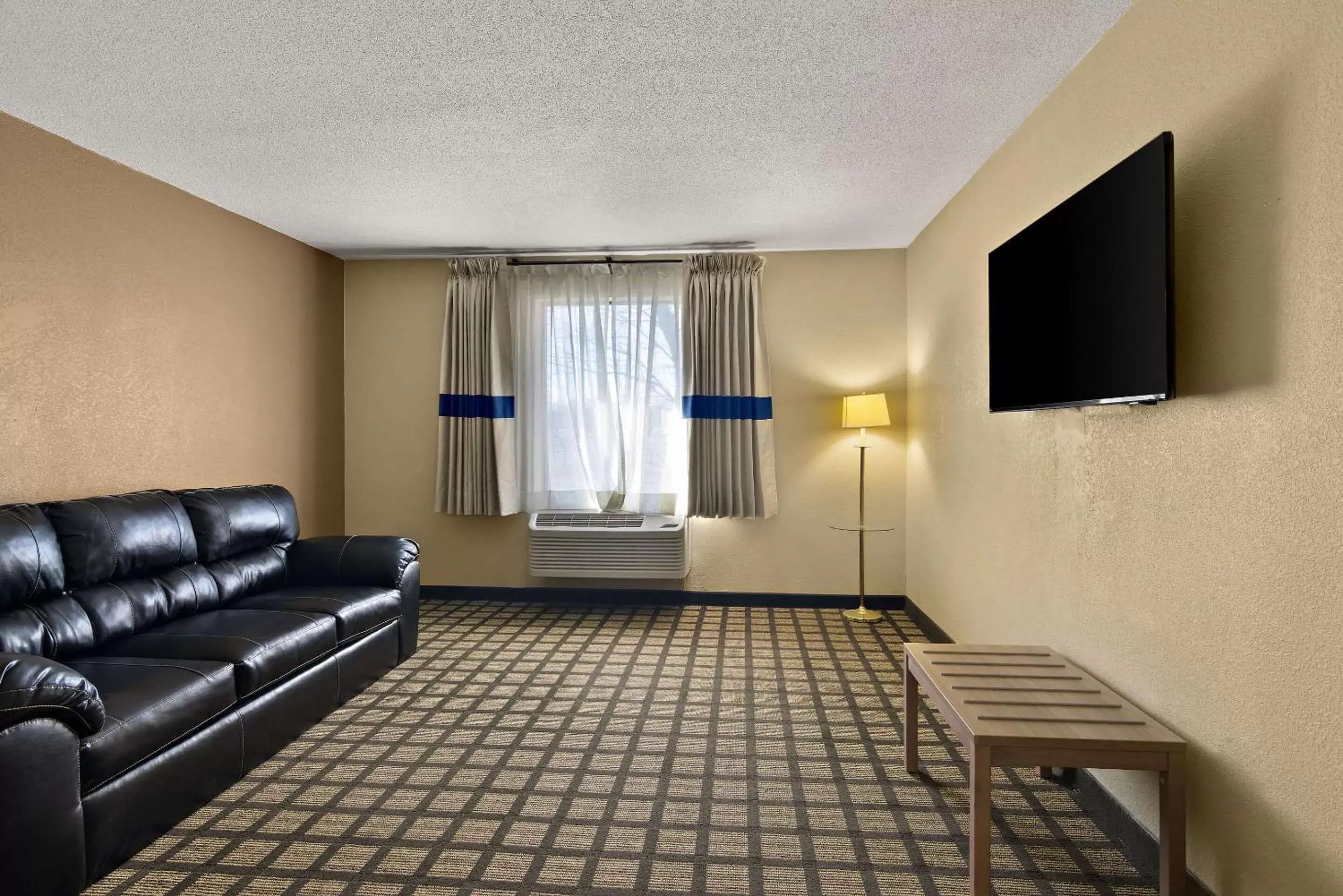 Bedroom, TV/Entertainment Center in Rodeway Inn Bloomington - Normal near I-55 and University