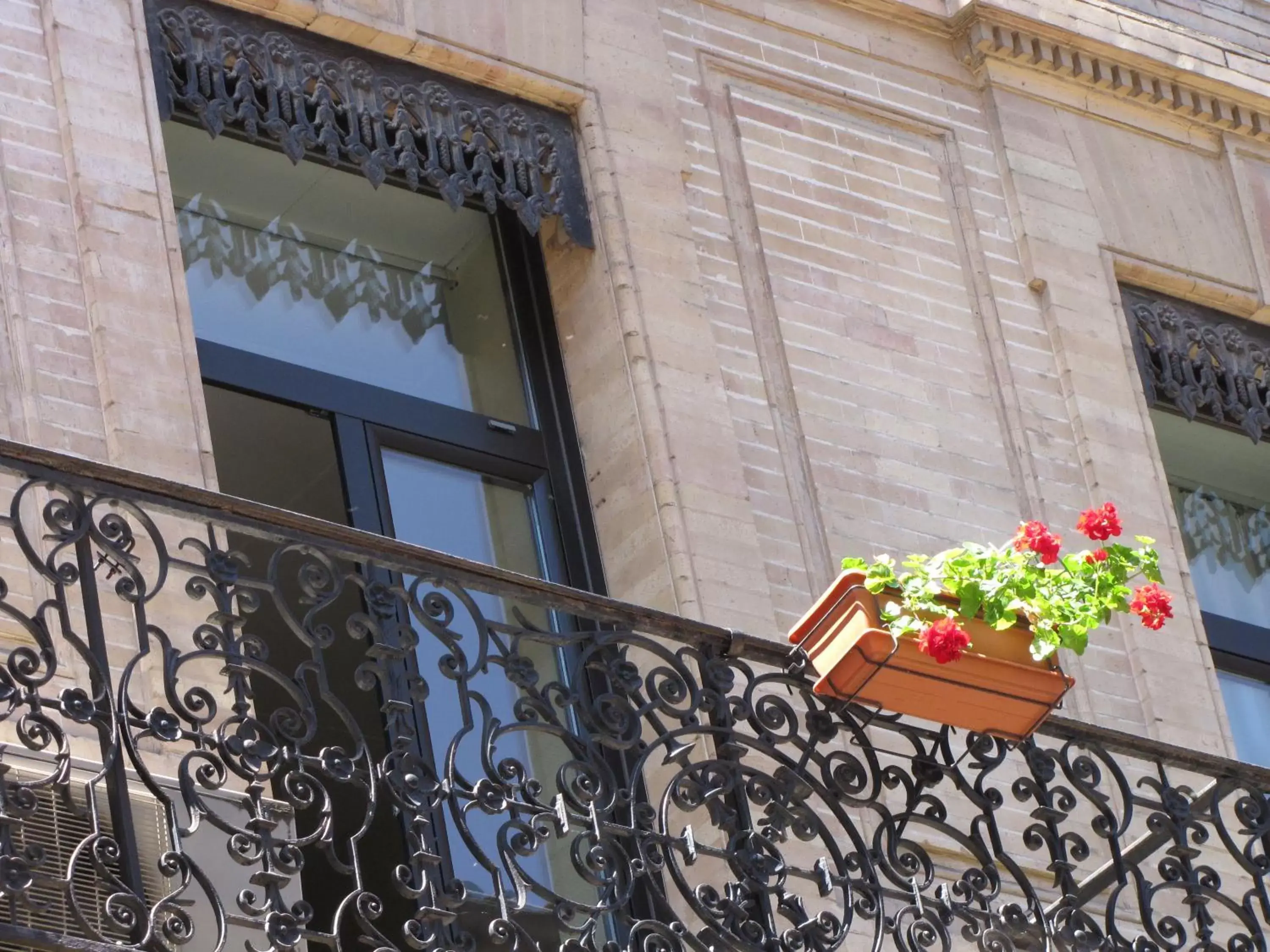 Facade/entrance, Balcony/Terrace in Hôtel de France