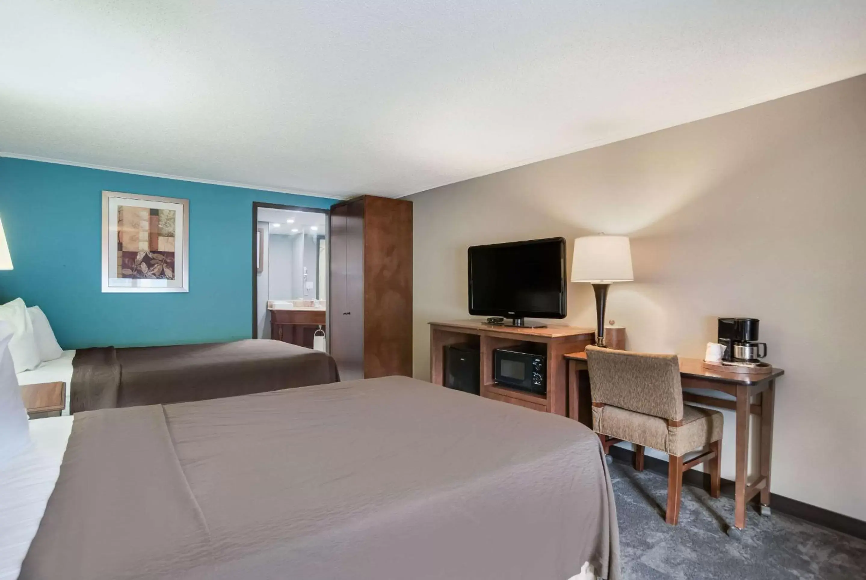 Bedroom, TV/Entertainment Center in Rodeway Inn Carlisle