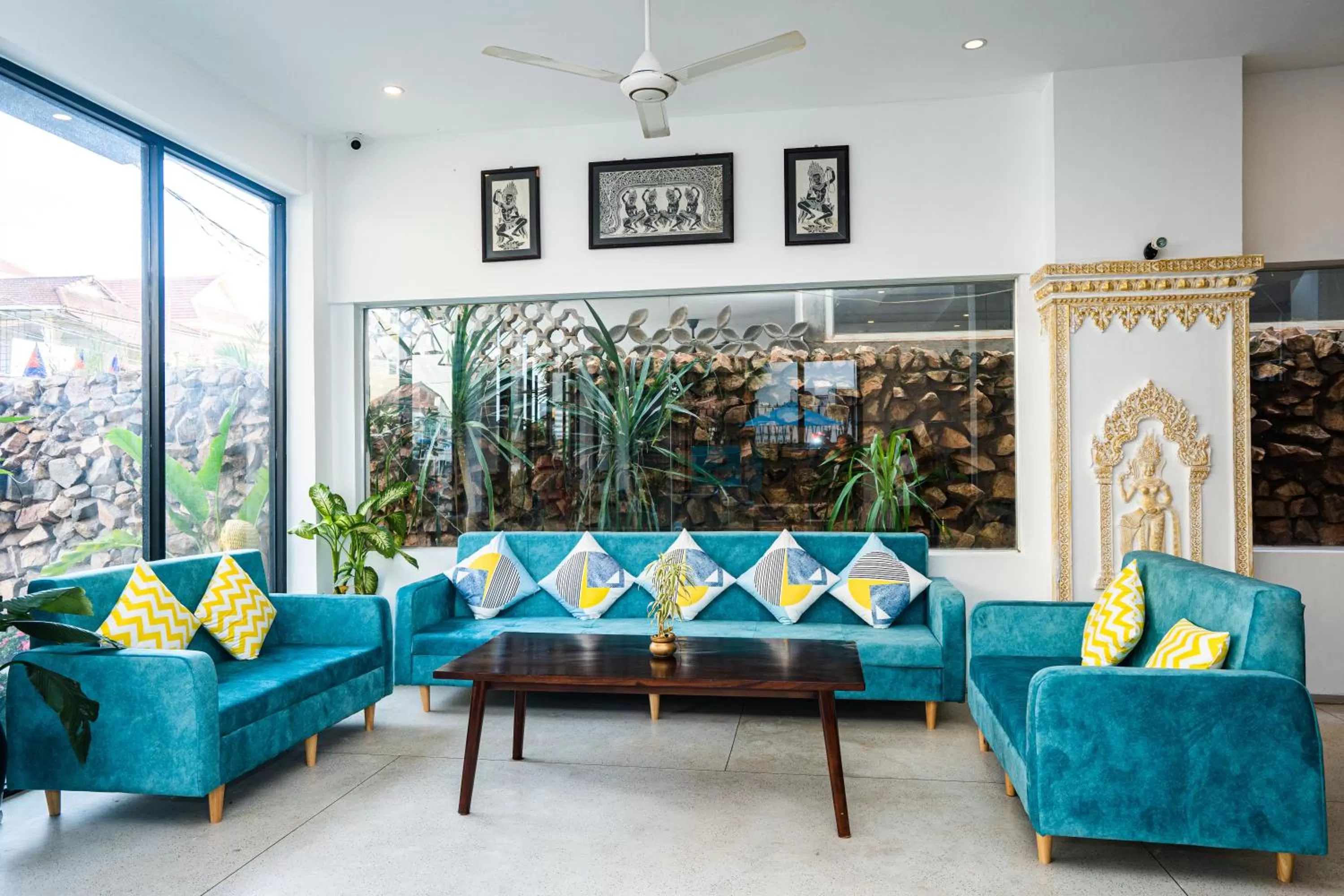 Lounge or bar in The Rabbit Hole Hotel & SPA