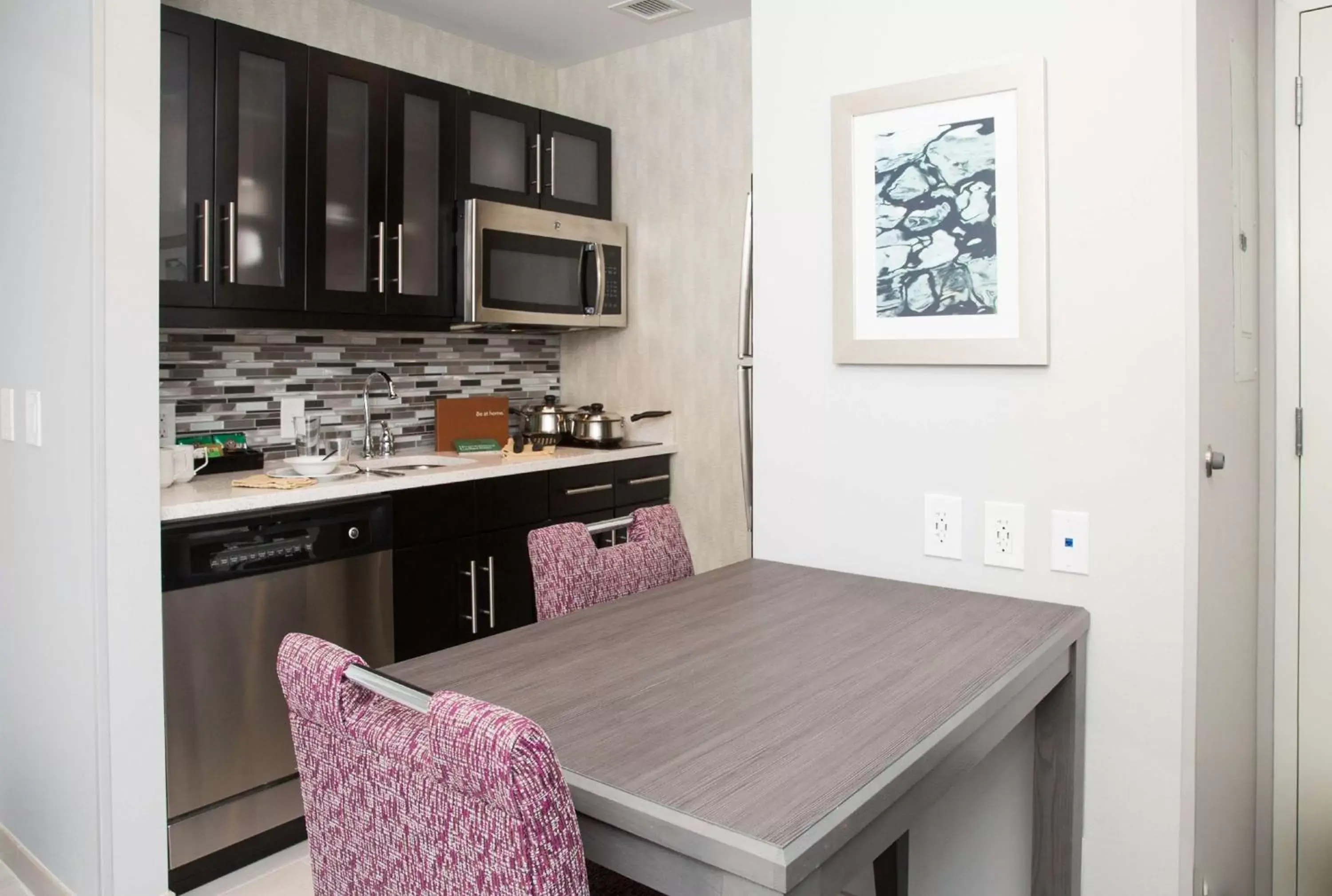 Living room, Kitchen/Kitchenette in Homewood Suites By Hilton Allentown Bethlehem Center Valley