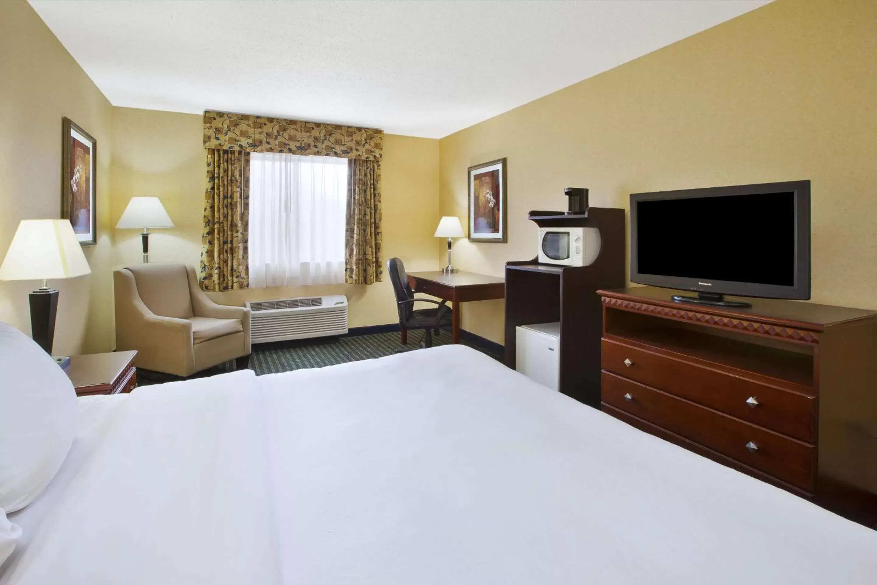 Photo of the whole room, TV/Entertainment Center in Quality Inn Marshall near I-69