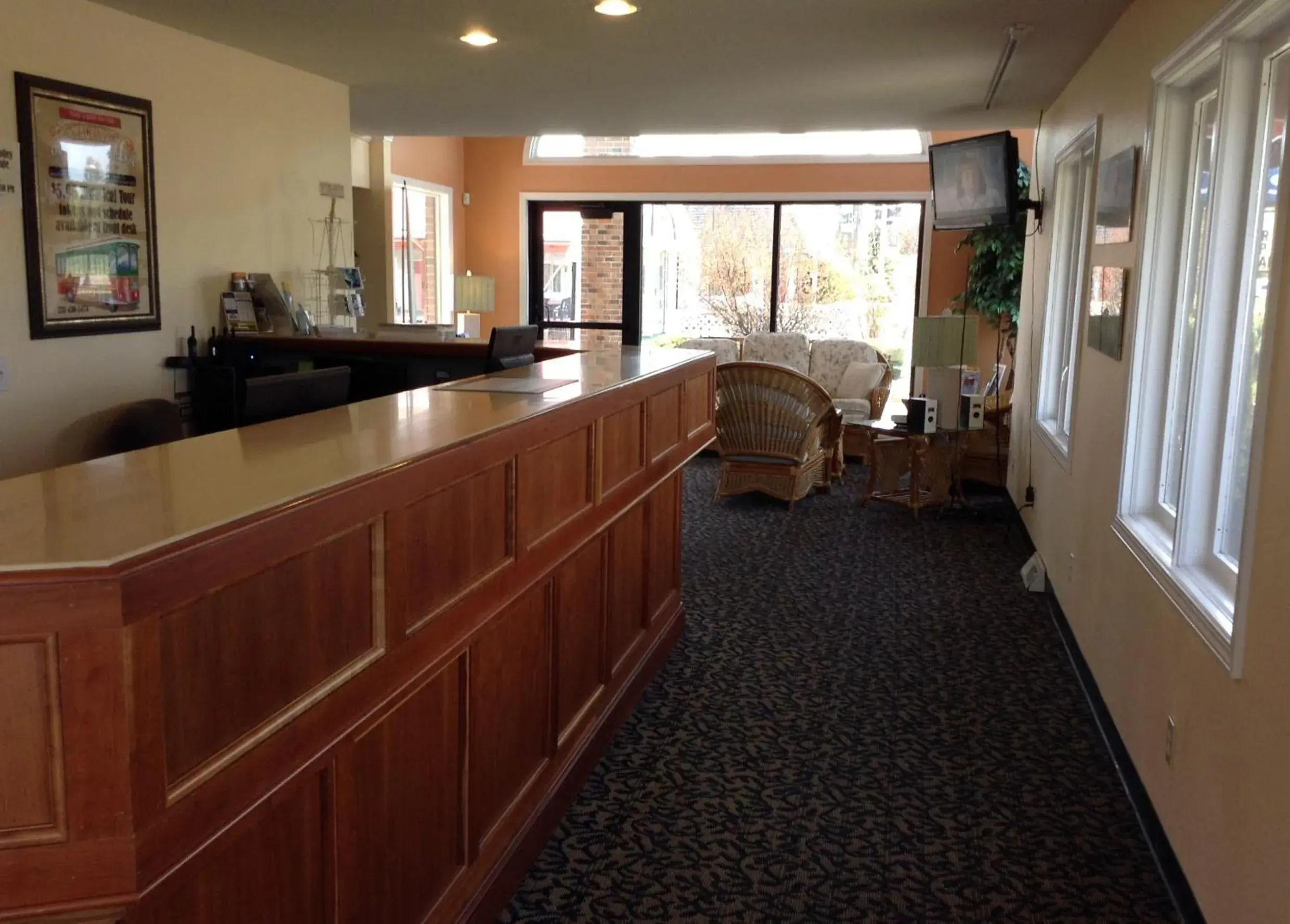 Lobby or reception, Kitchen/Kitchenette in Days Inn by Wyndham Mackinaw City - Lakeview