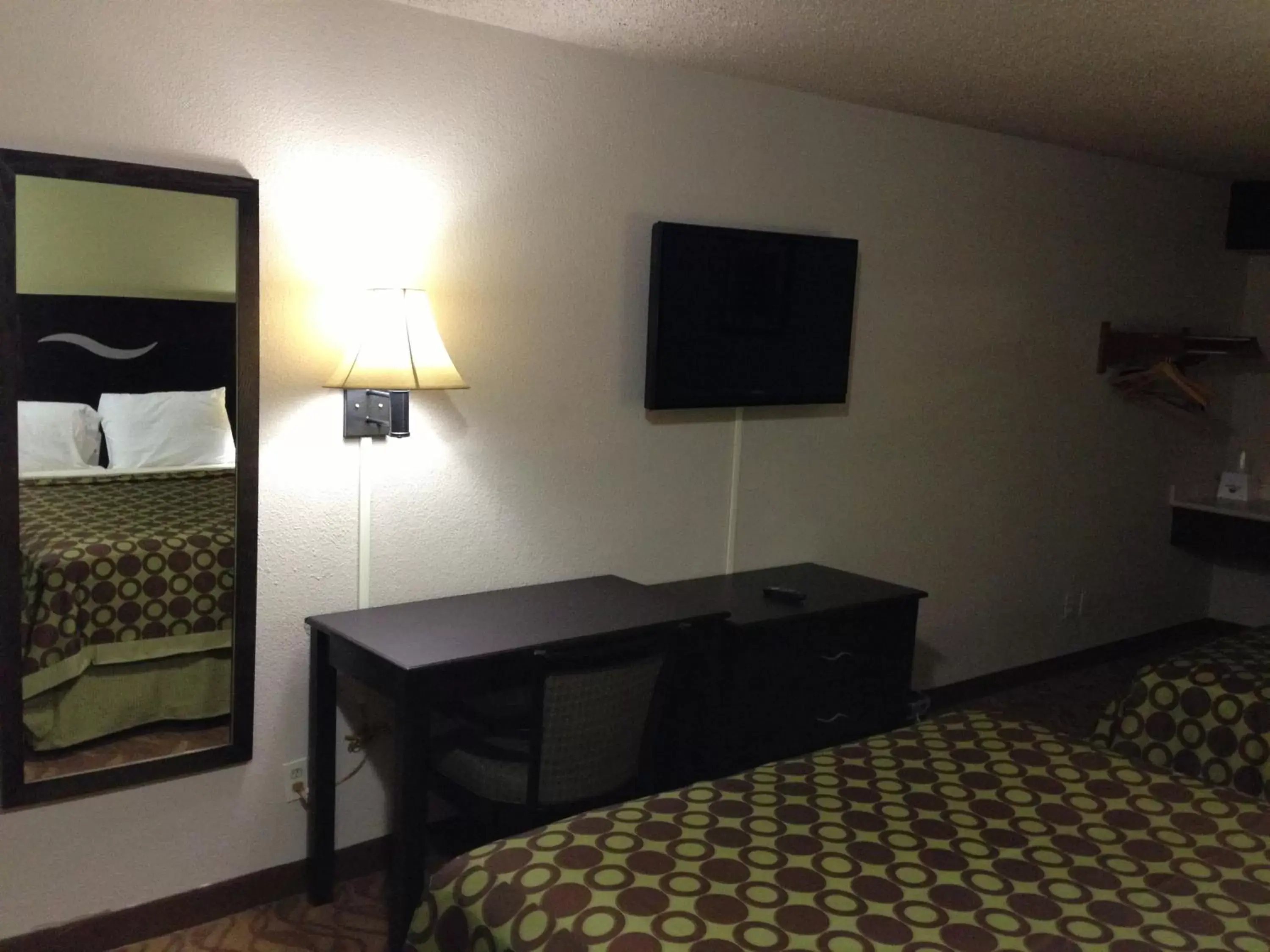 Bedroom, TV/Entertainment Center in Americas Best Value Inn Kansas City East - Independence