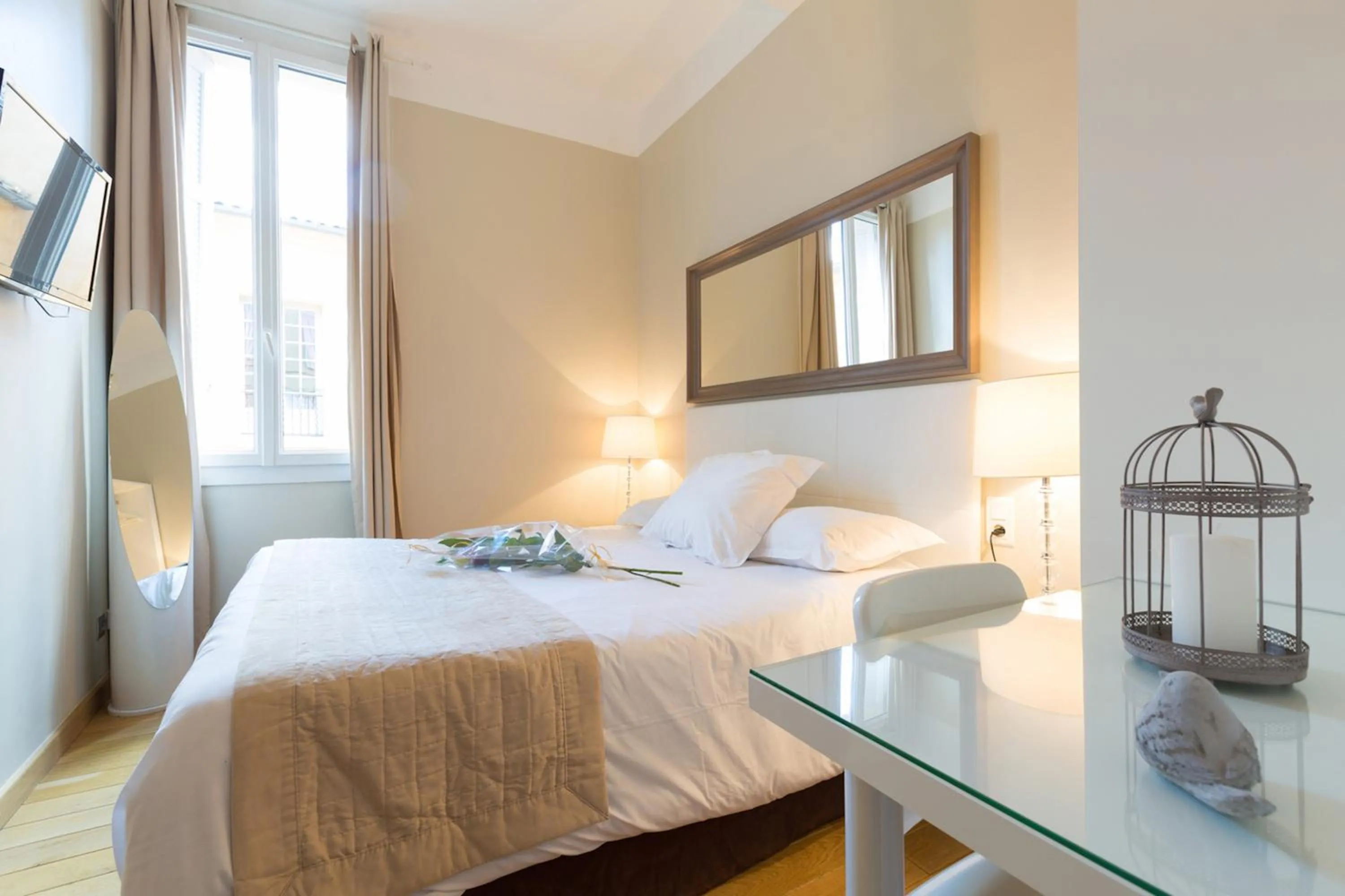 Bedroom, Bed in Hôtel de France