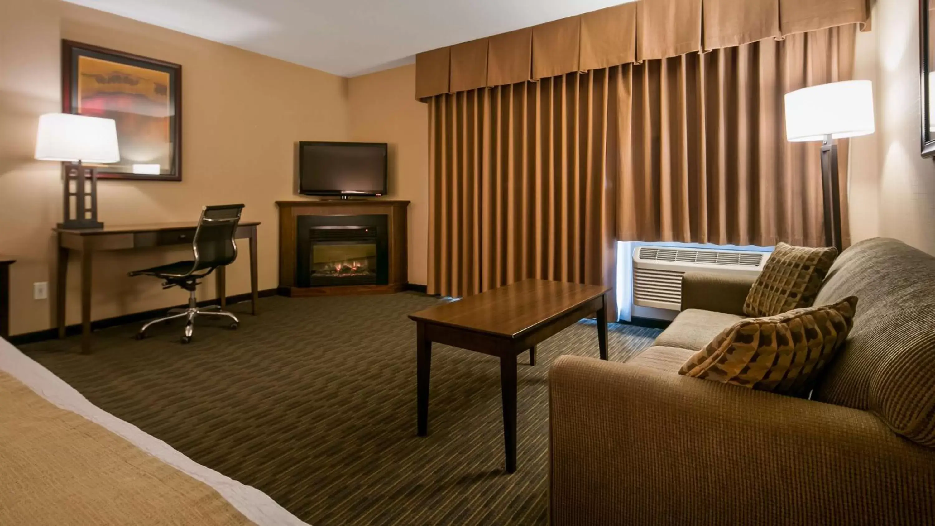 Bedroom, Seating Area in Best Western PLUS Mission City Lodge